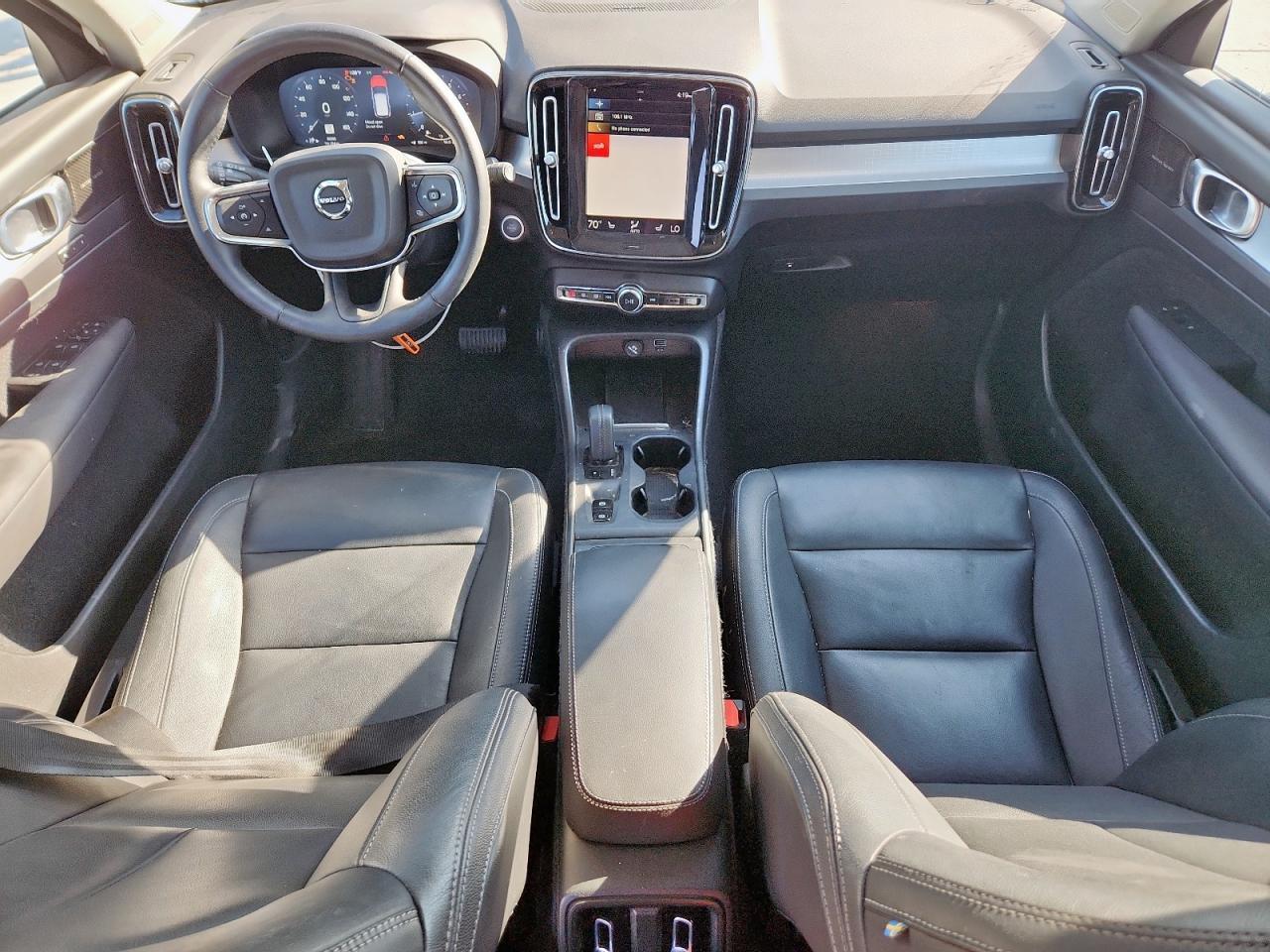 2021 VOLVO XC40