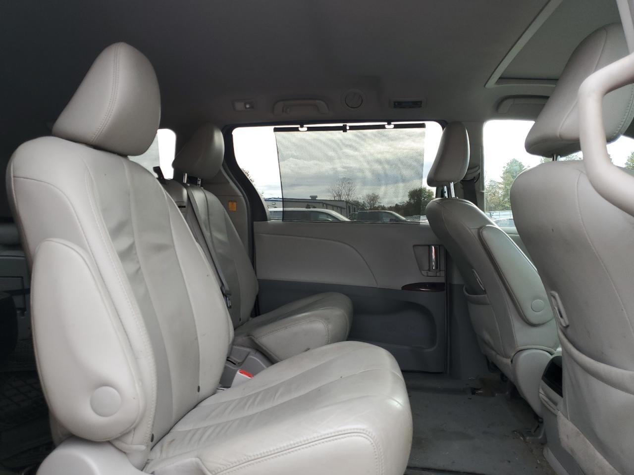 2013 TOYOTA SIENNA
