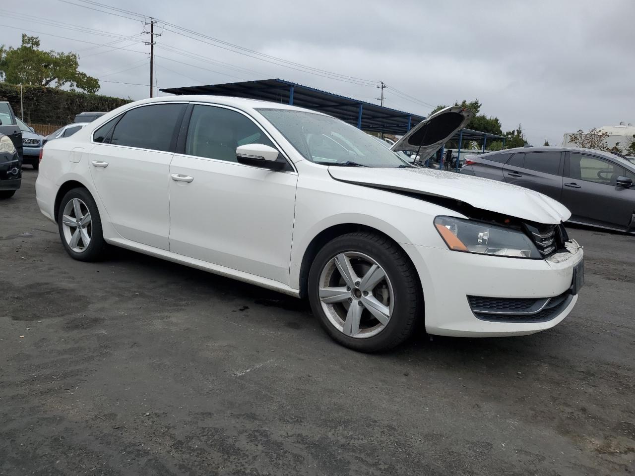 2013 VOLKSWAGEN Passat