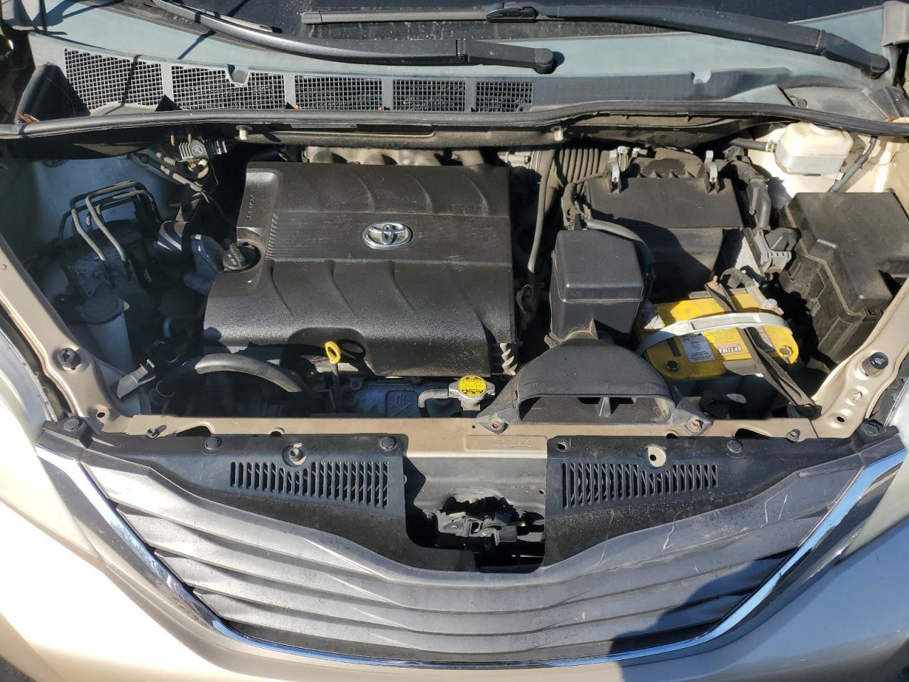 2011 TOYOTA SIENNA