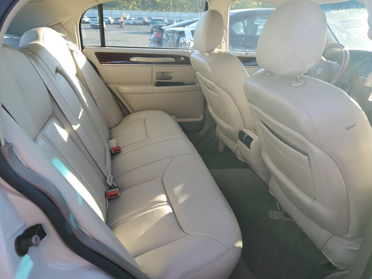 2004 LINCOLN Town Car