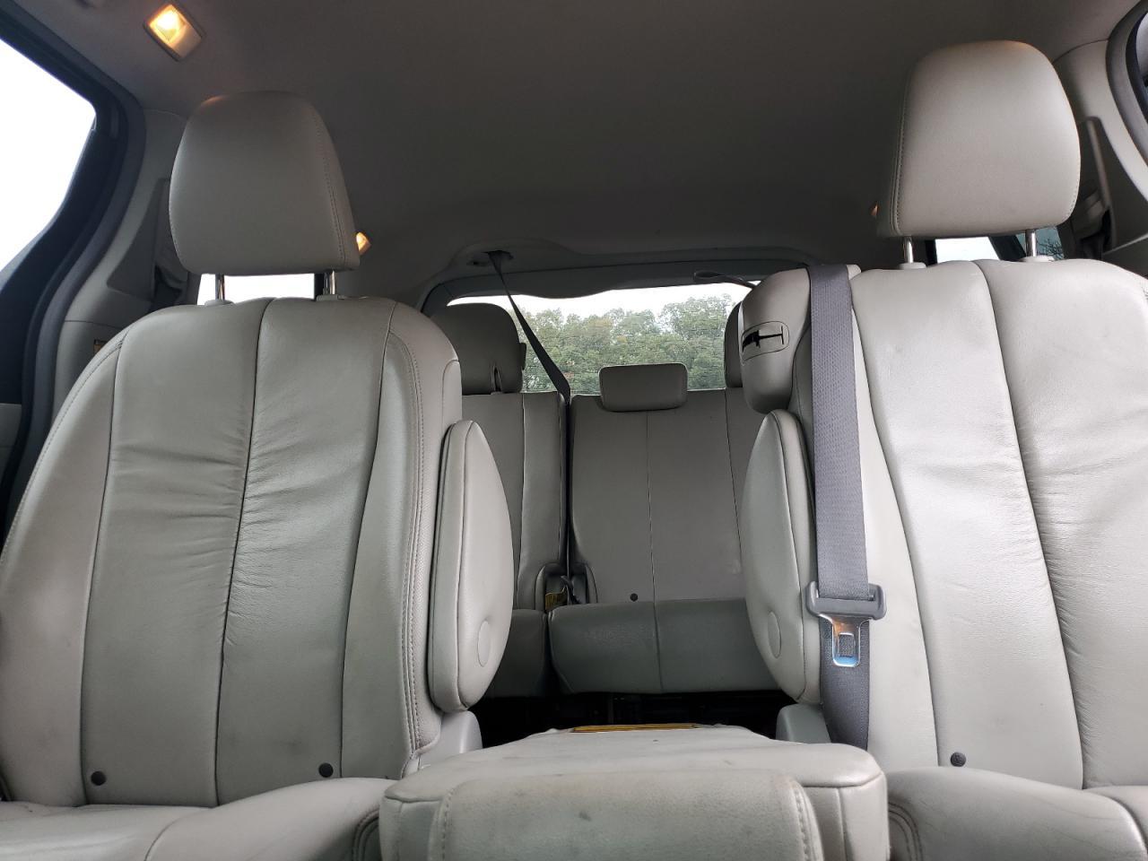 2011 TOYOTA SIENNA