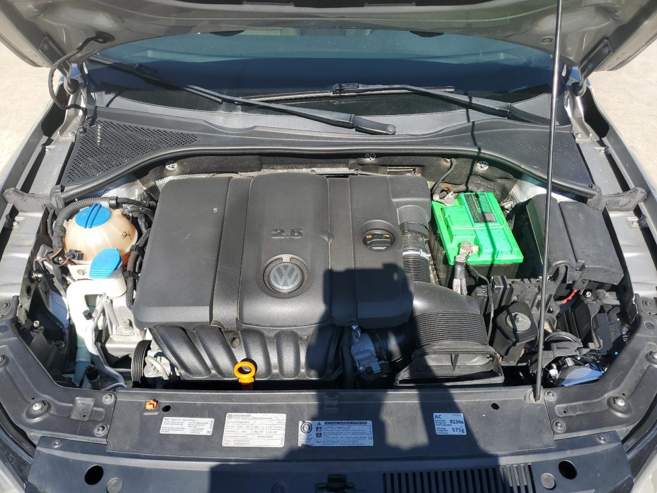 2013 VOLKSWAGEN Passat