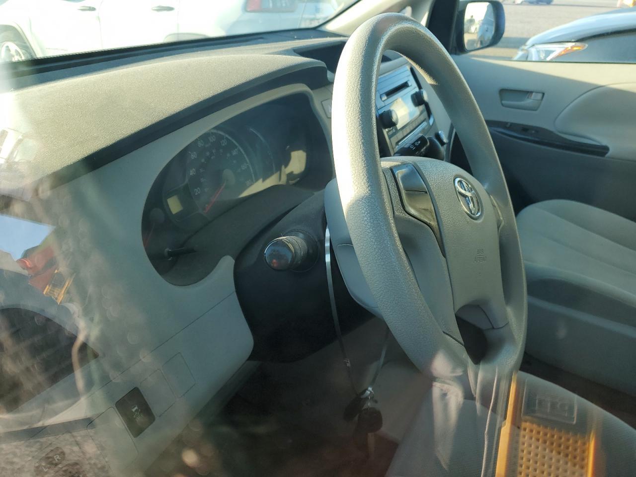 2011 TOYOTA SIENNA