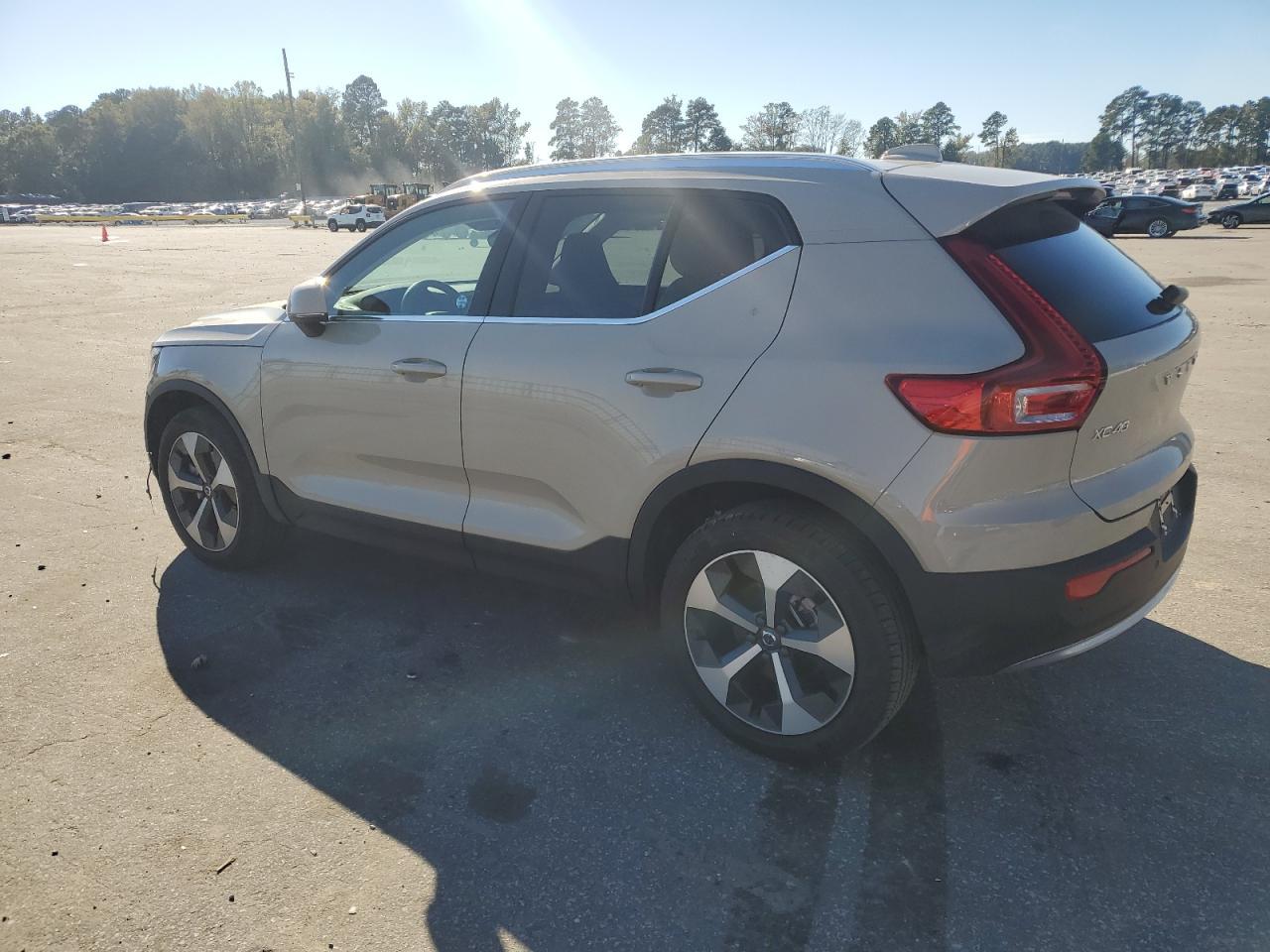 2025 VOLVO XC40