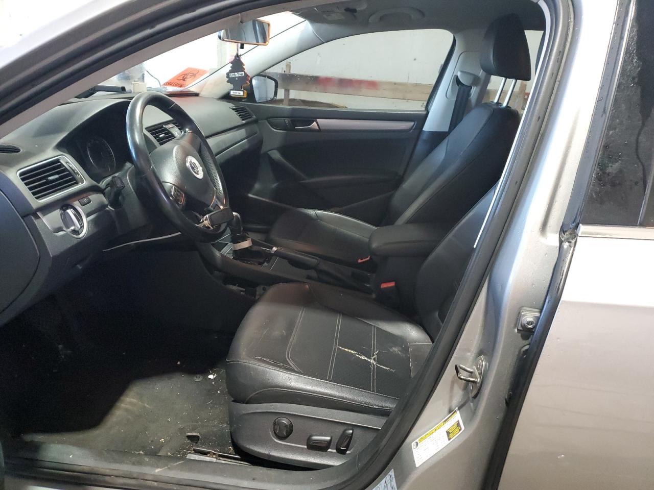 2014 VOLKSWAGEN Passat