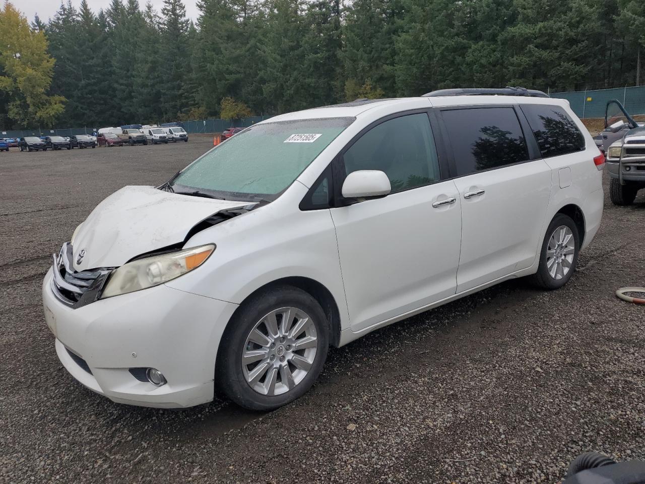 2011 TOYOTA SIENNA