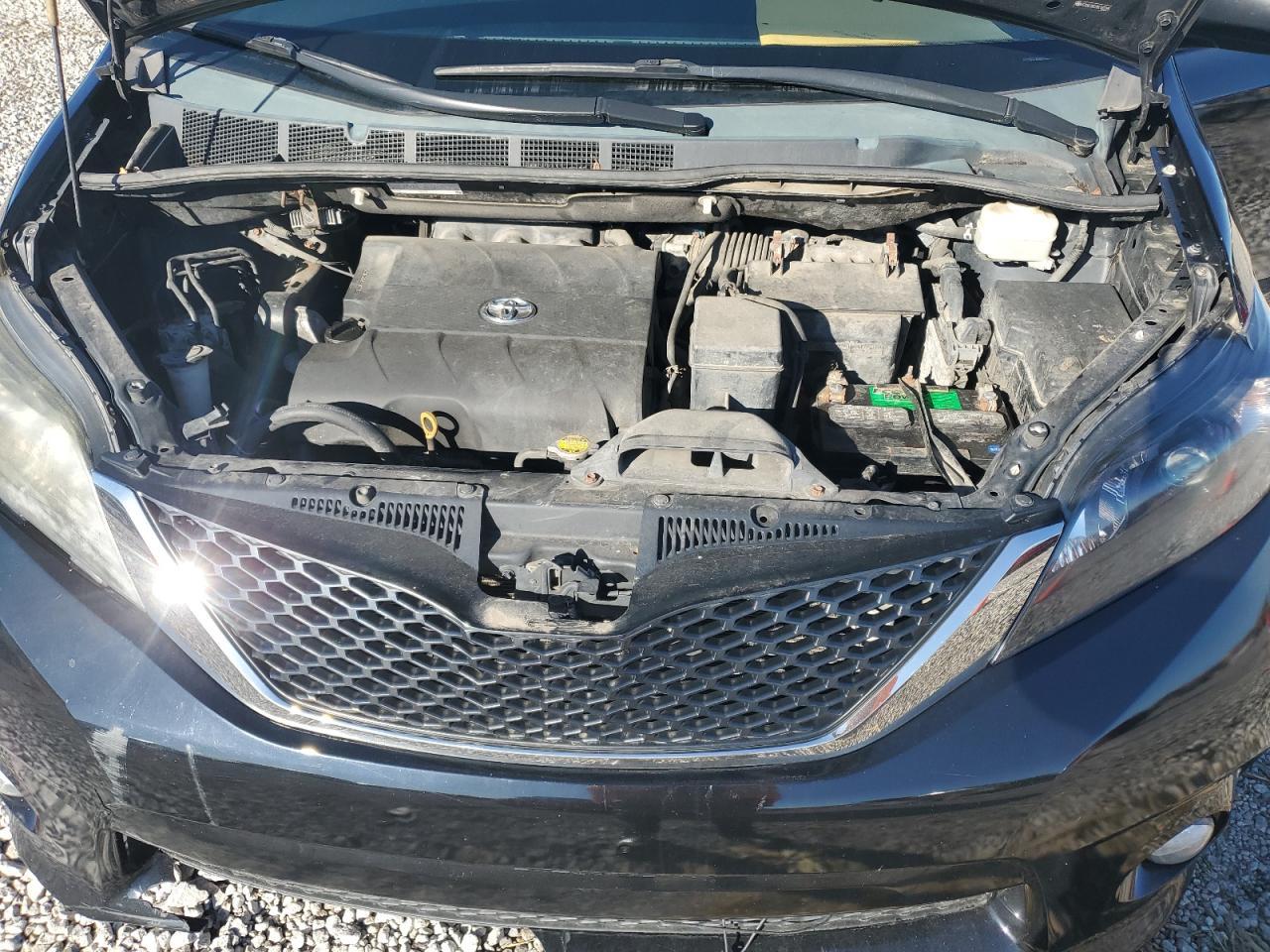 2011 TOYOTA SIENNA