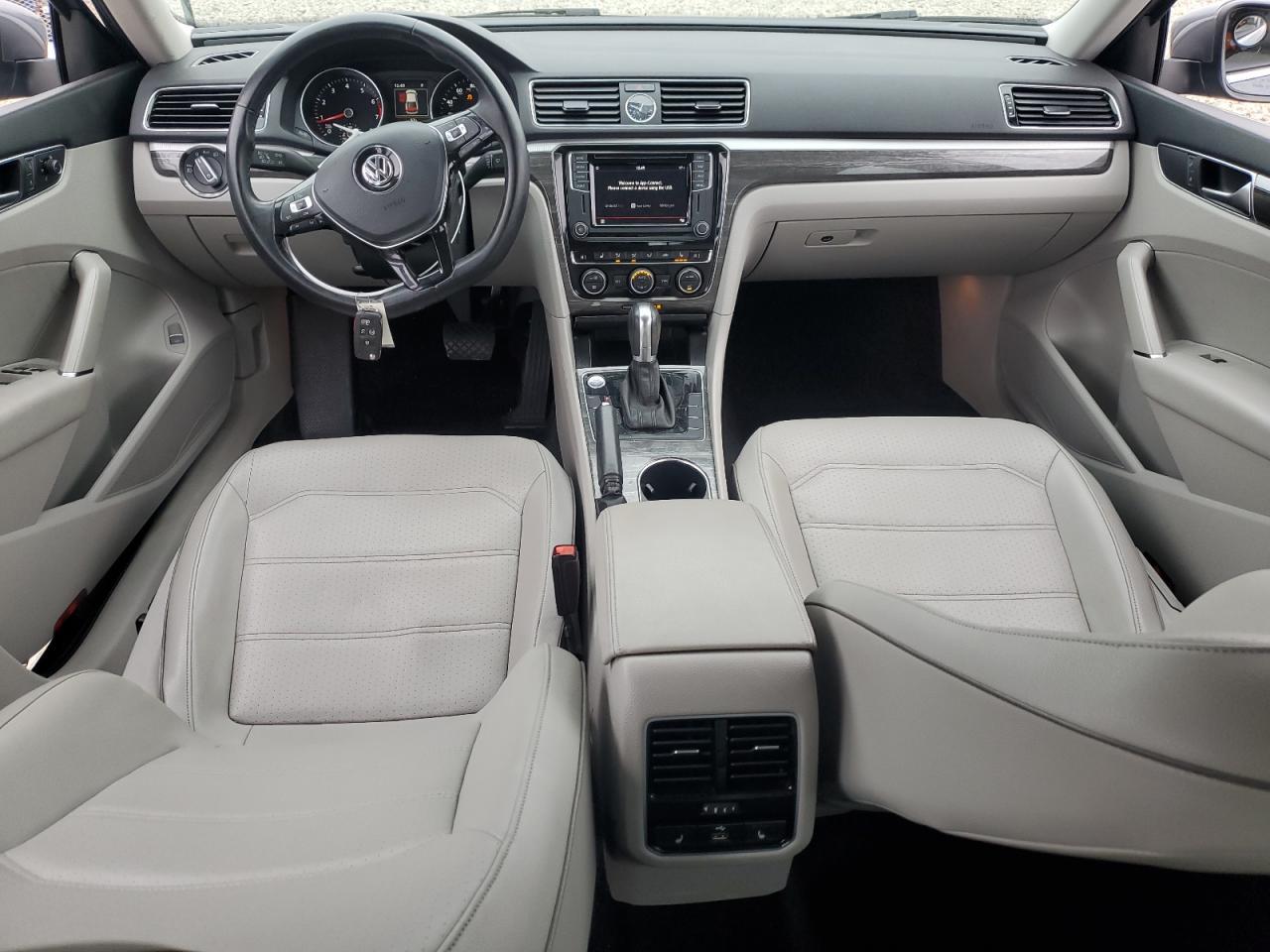 2017 VOLKSWAGEN Passat