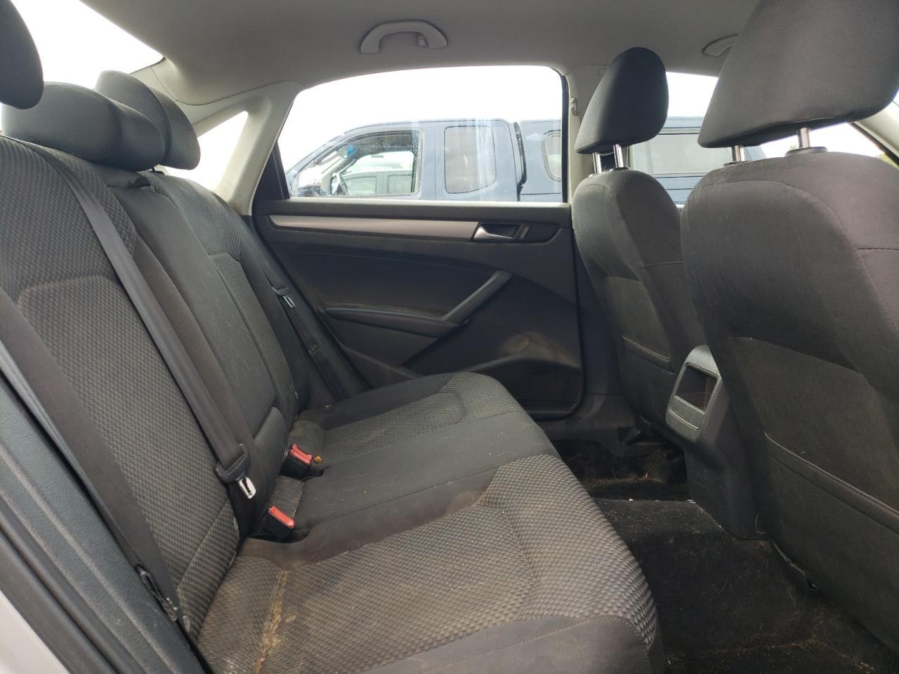 2012 VOLKSWAGEN Passat