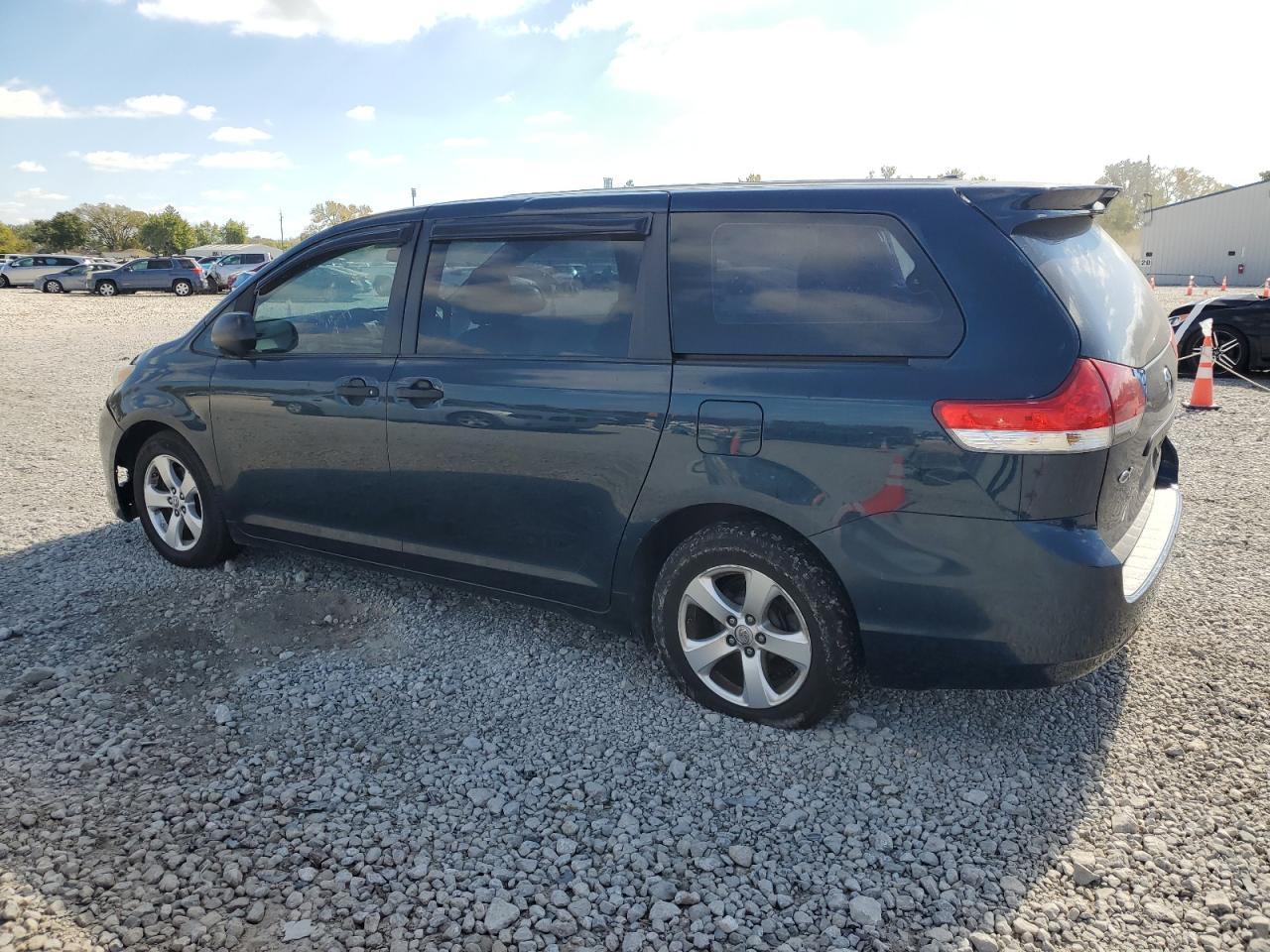 2011 TOYOTA SIENNA