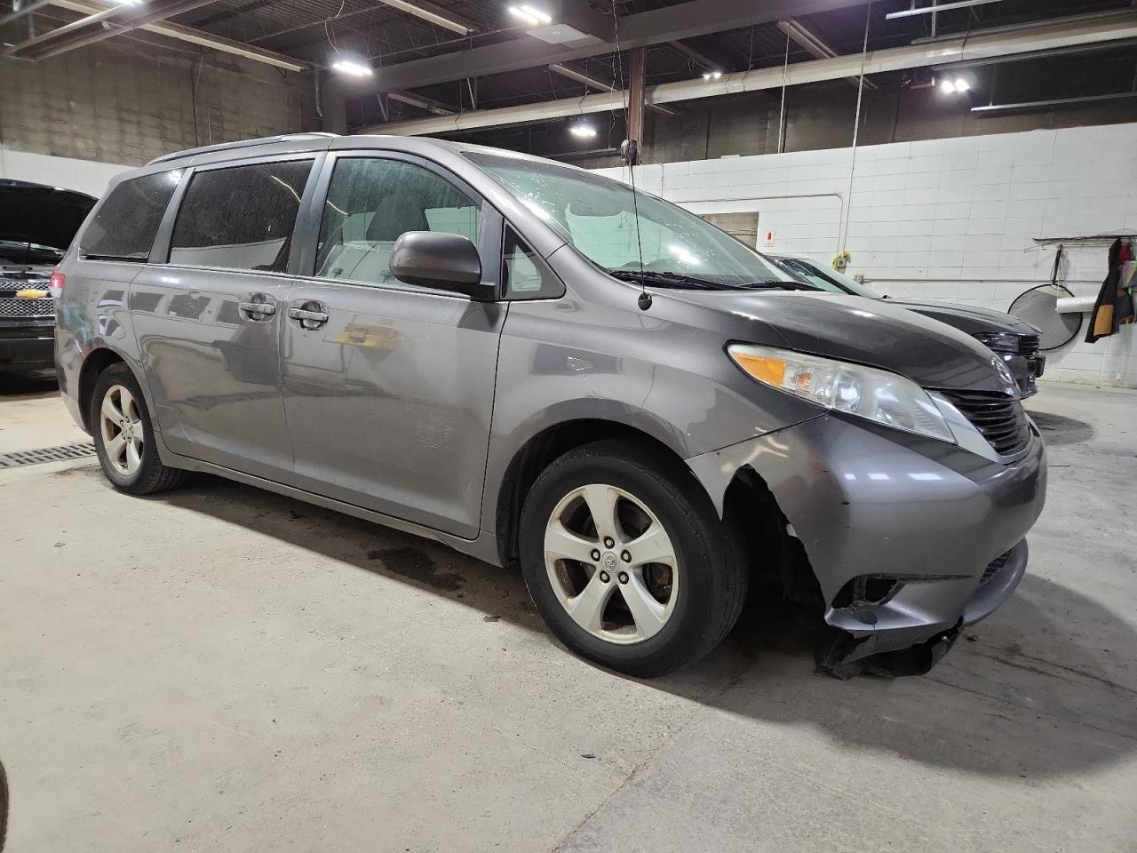 2011 TOYOTA SIENNA