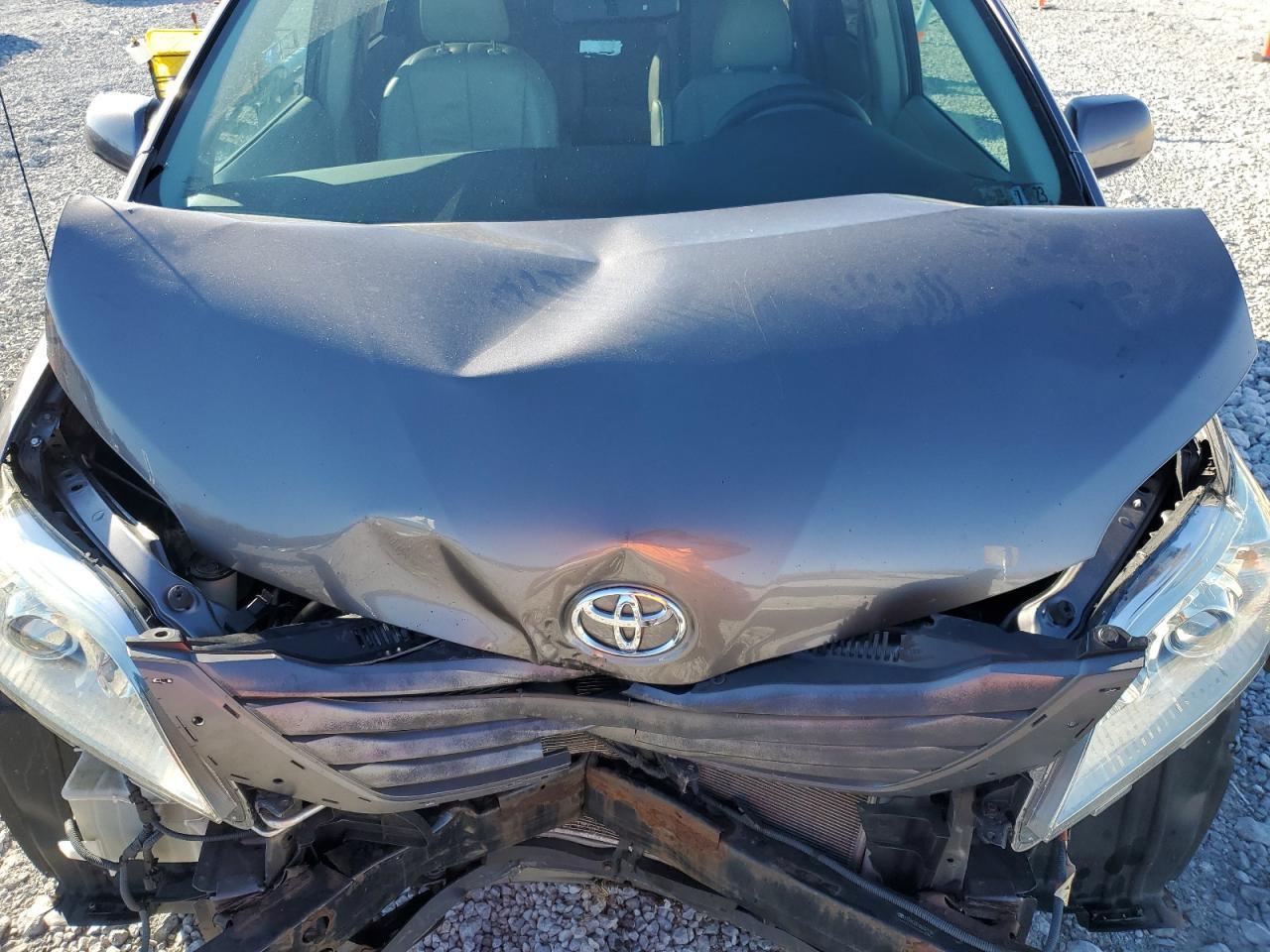 2011 TOYOTA SIENNA