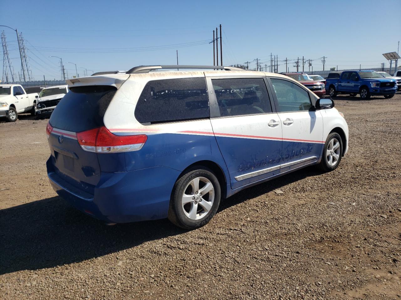 2011 TOYOTA SIENNA