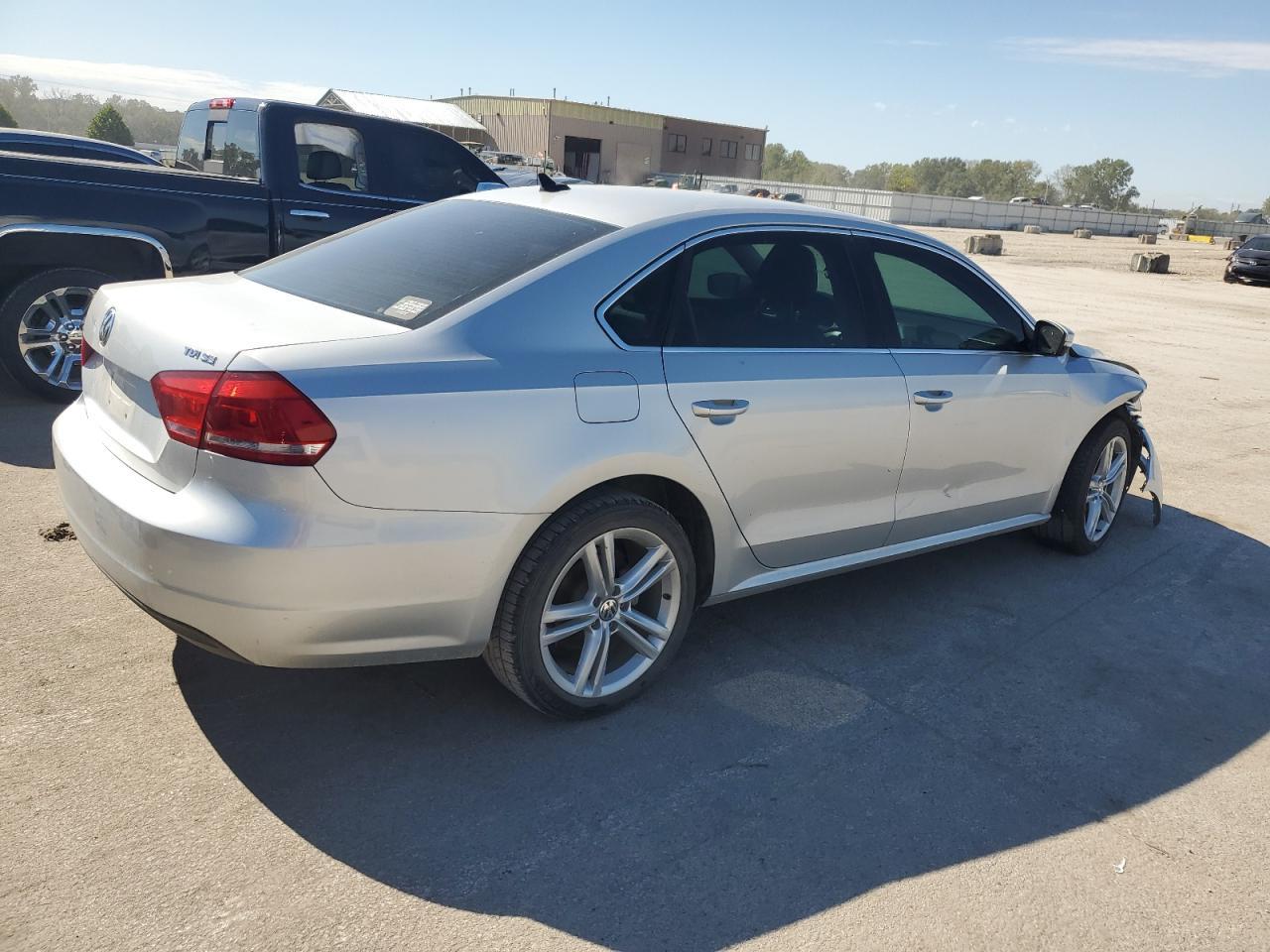 2014 VOLKSWAGEN Passat