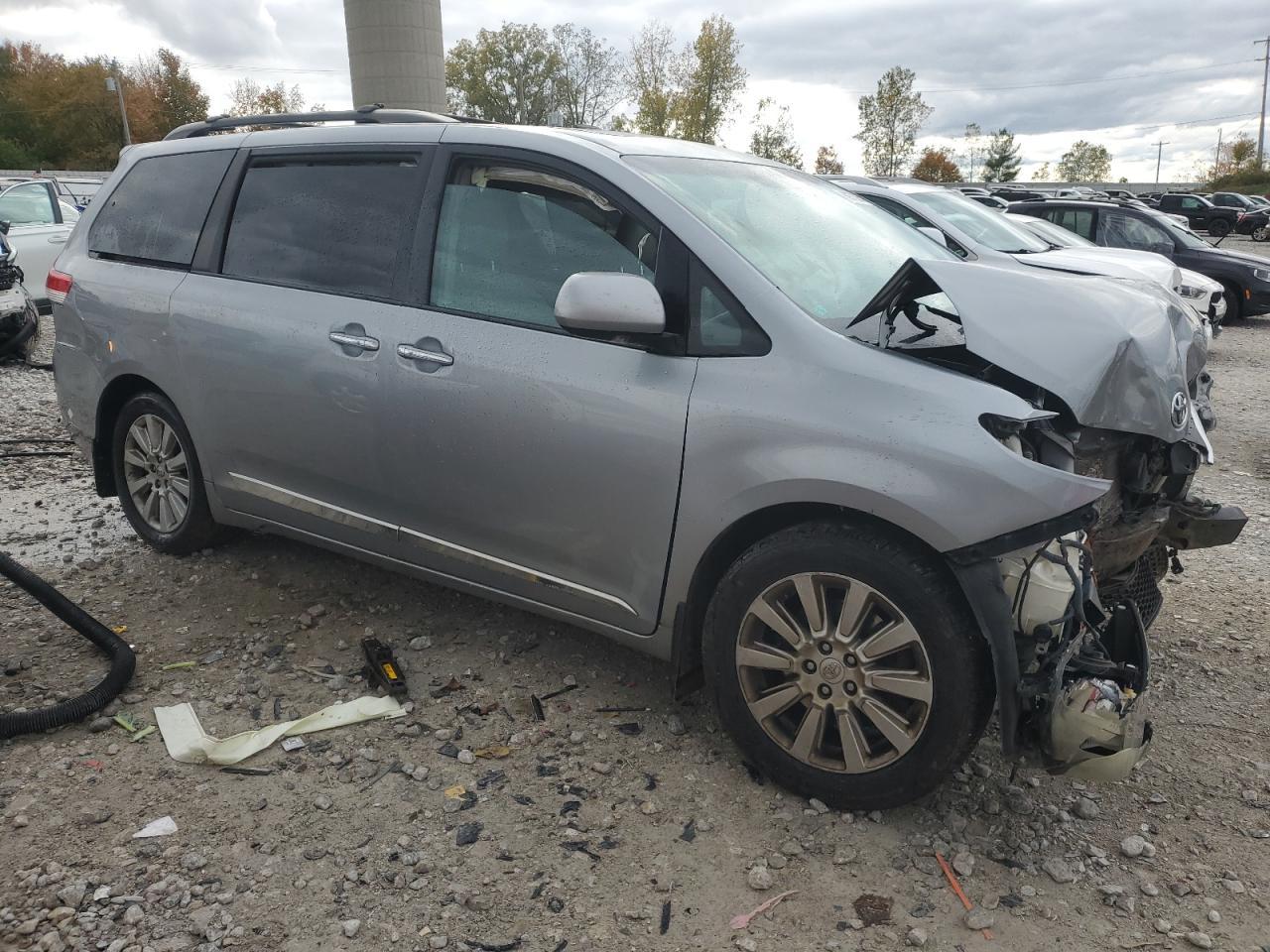 2011 TOYOTA SIENNA