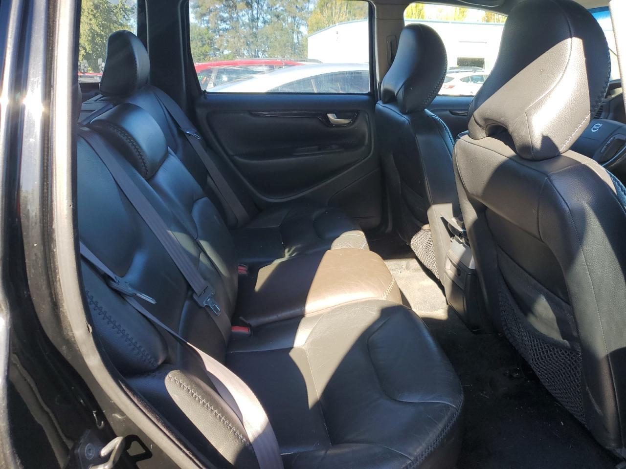 2002 VOLVO V70
