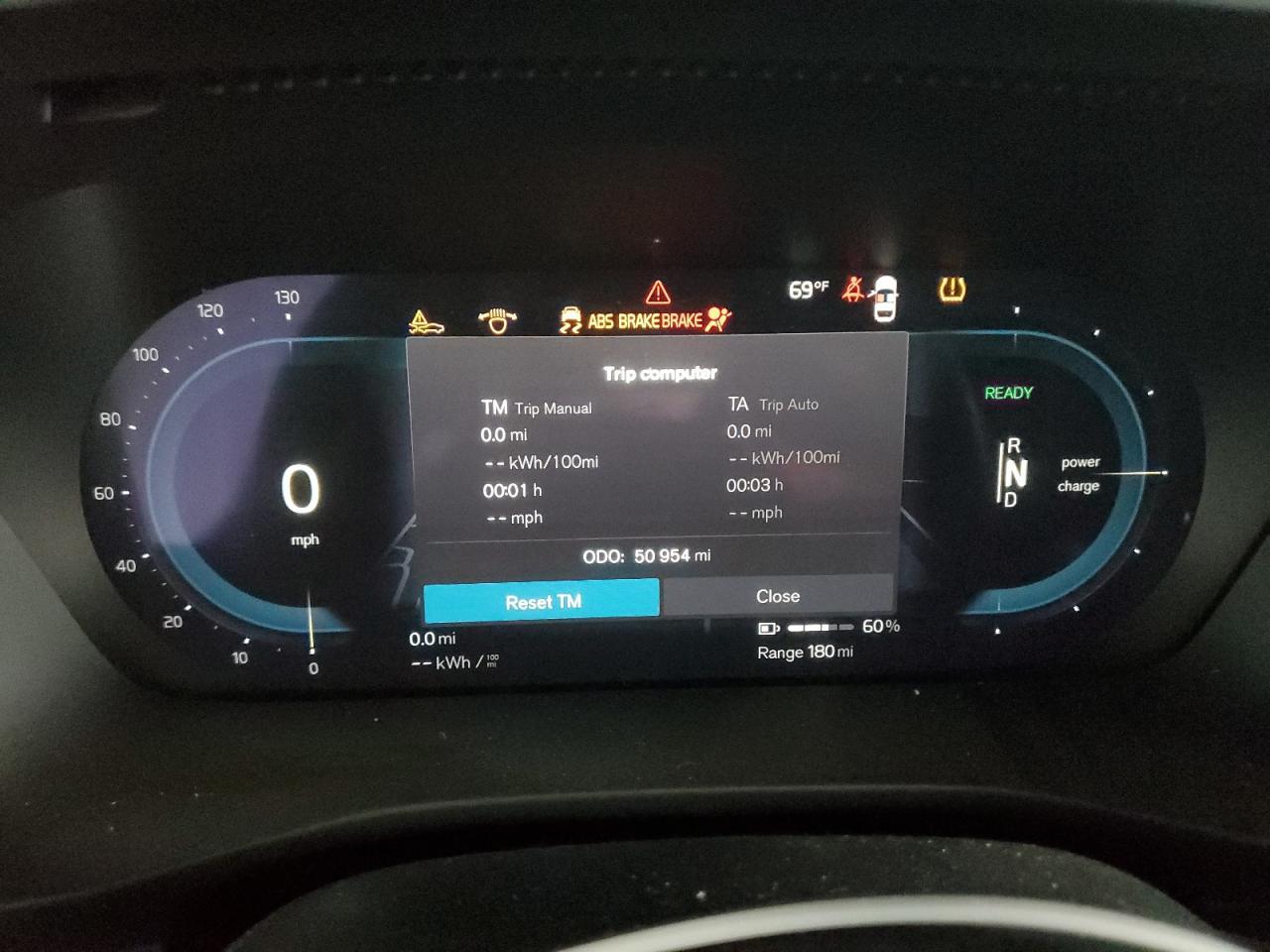 2023 VOLVO C40