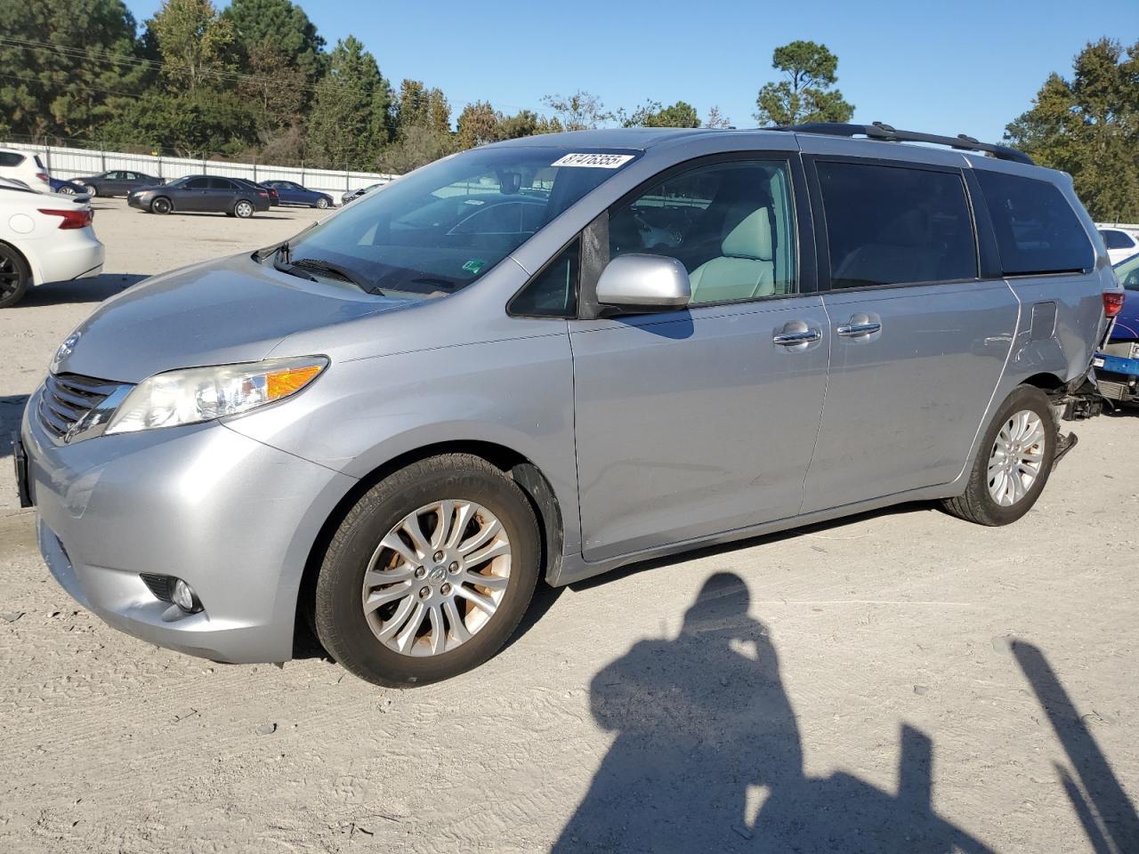 2015 TOYOTA SIENNA