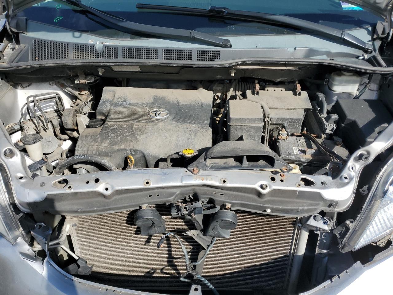 2011 TOYOTA SIENNA