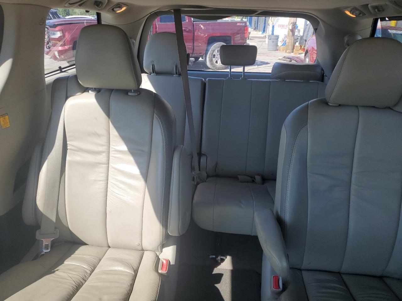 2011 TOYOTA SIENNA
