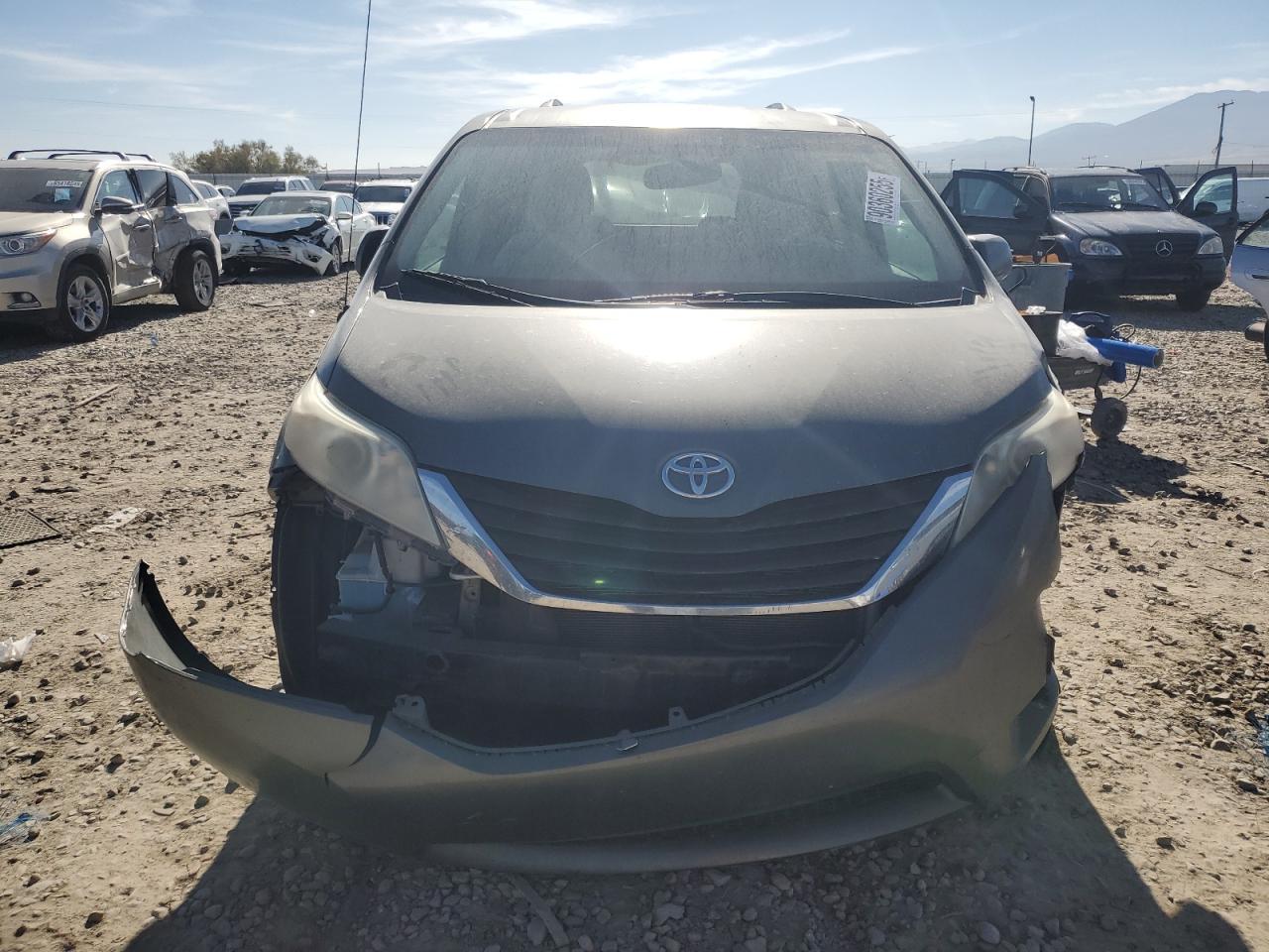 2011 TOYOTA SIENNA