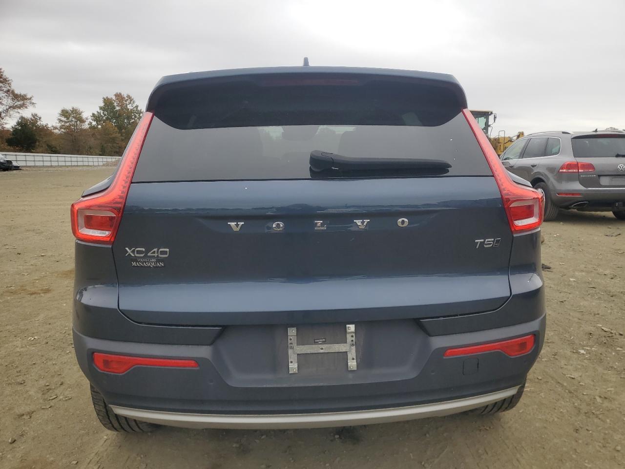 2022 VOLVO XC40