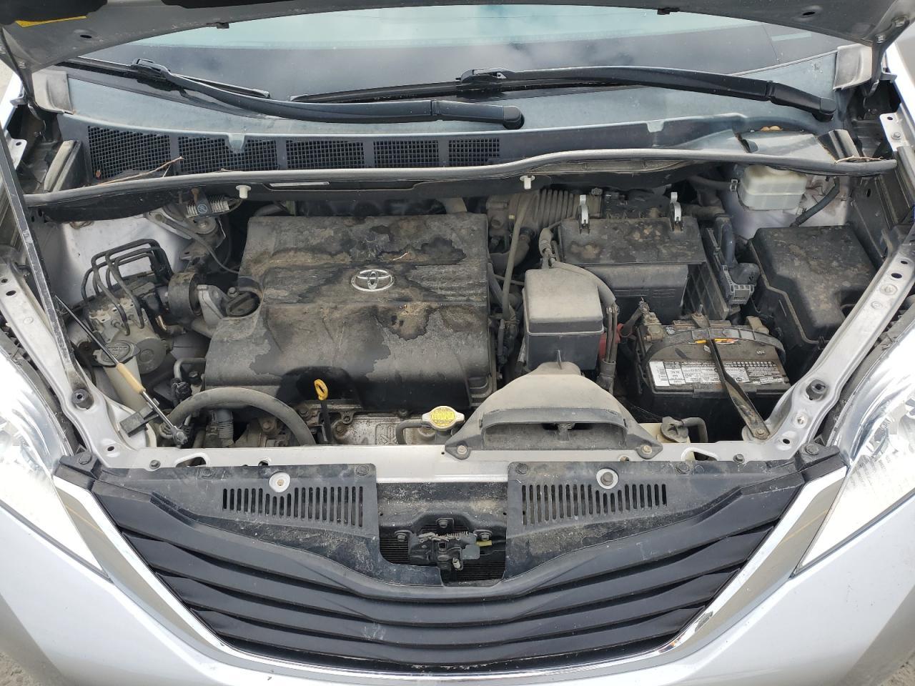 2011 TOYOTA SIENNA