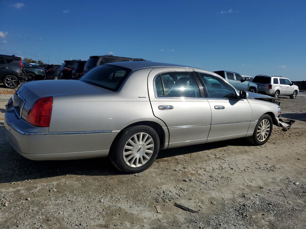 2004 LINCOLN Town Car
