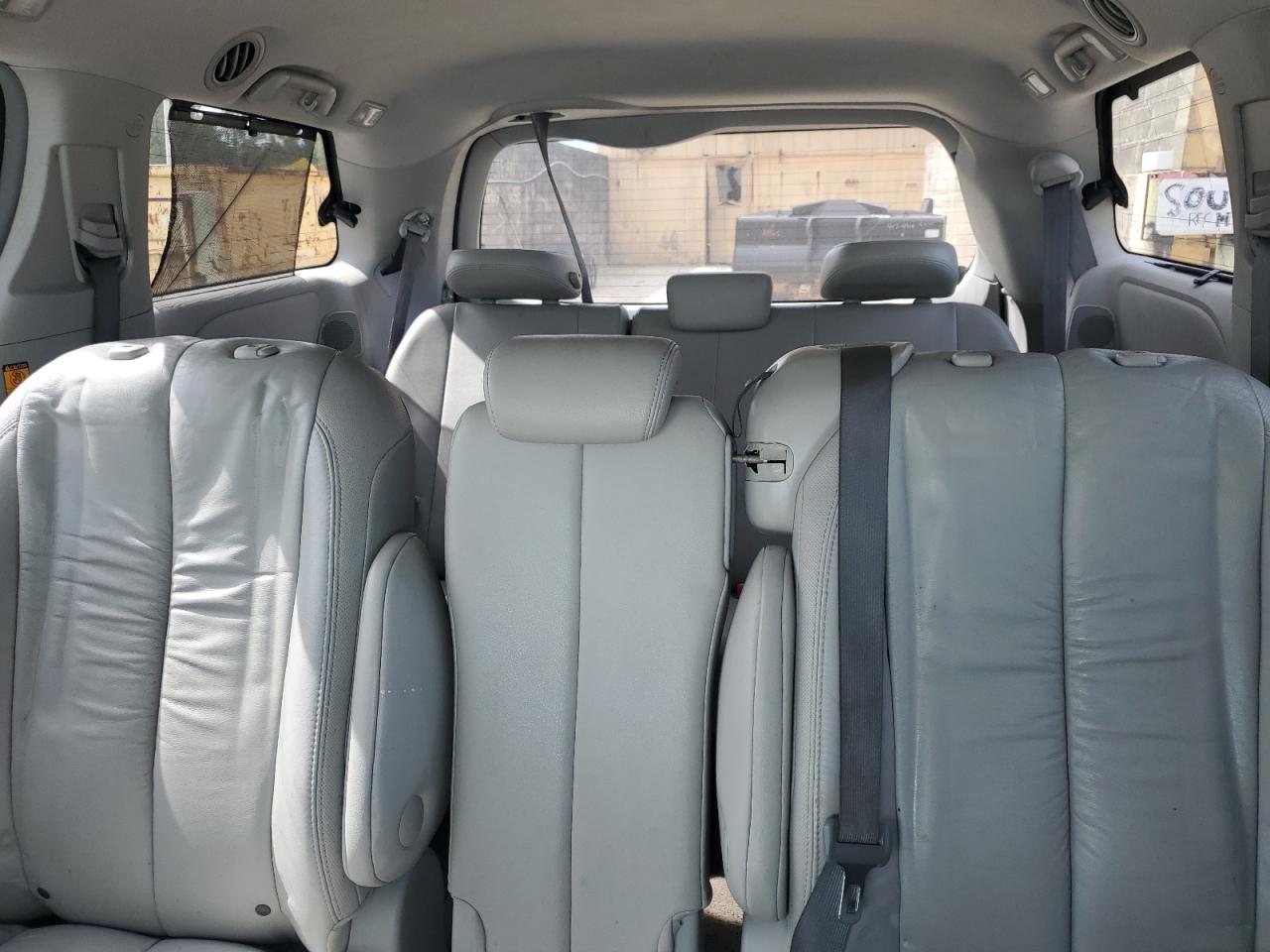 2011 TOYOTA SIENNA