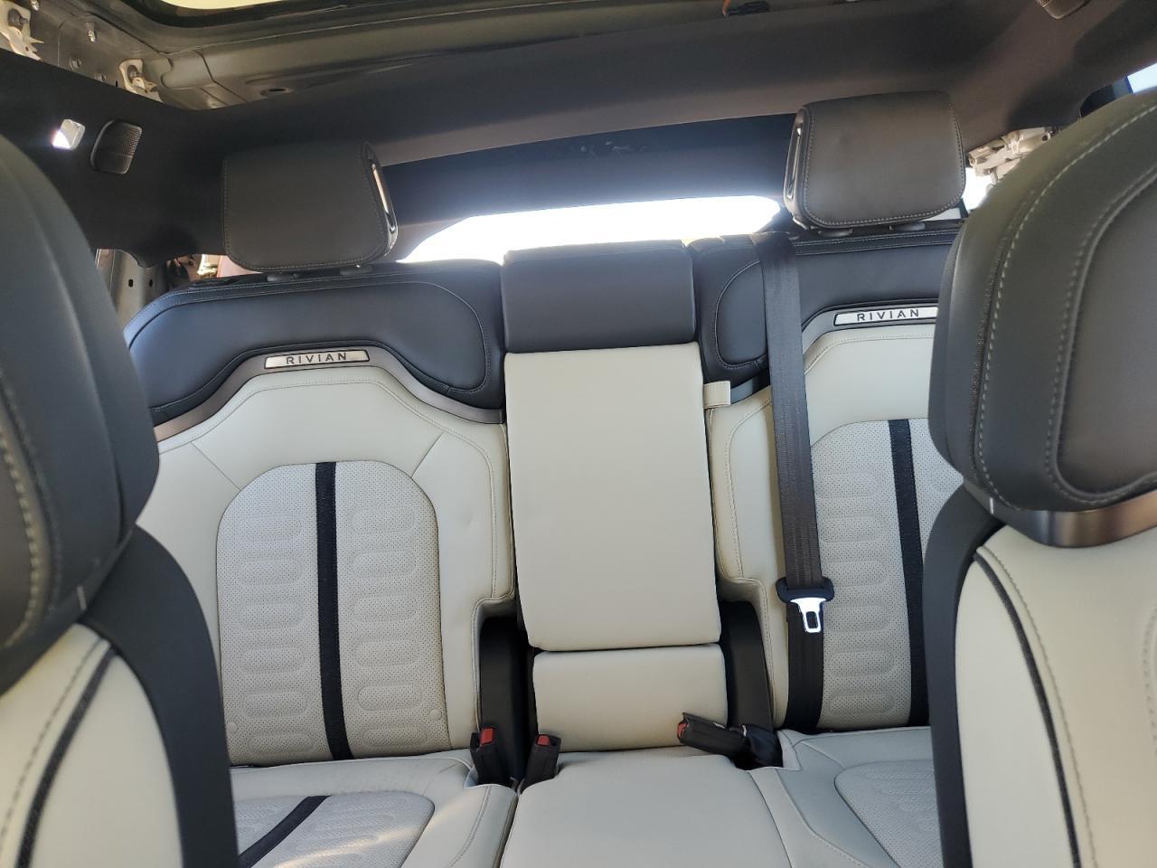 2025 RIVIAN R1s