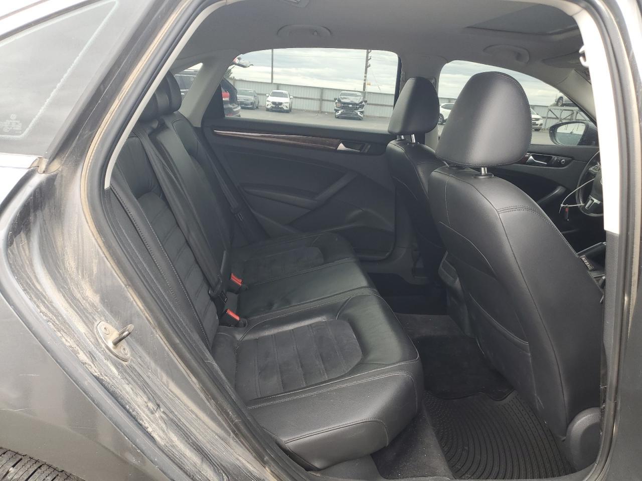 2012 VOLKSWAGEN Passat