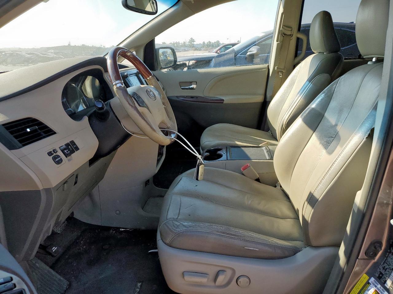 2012 TOYOTA SIENNA