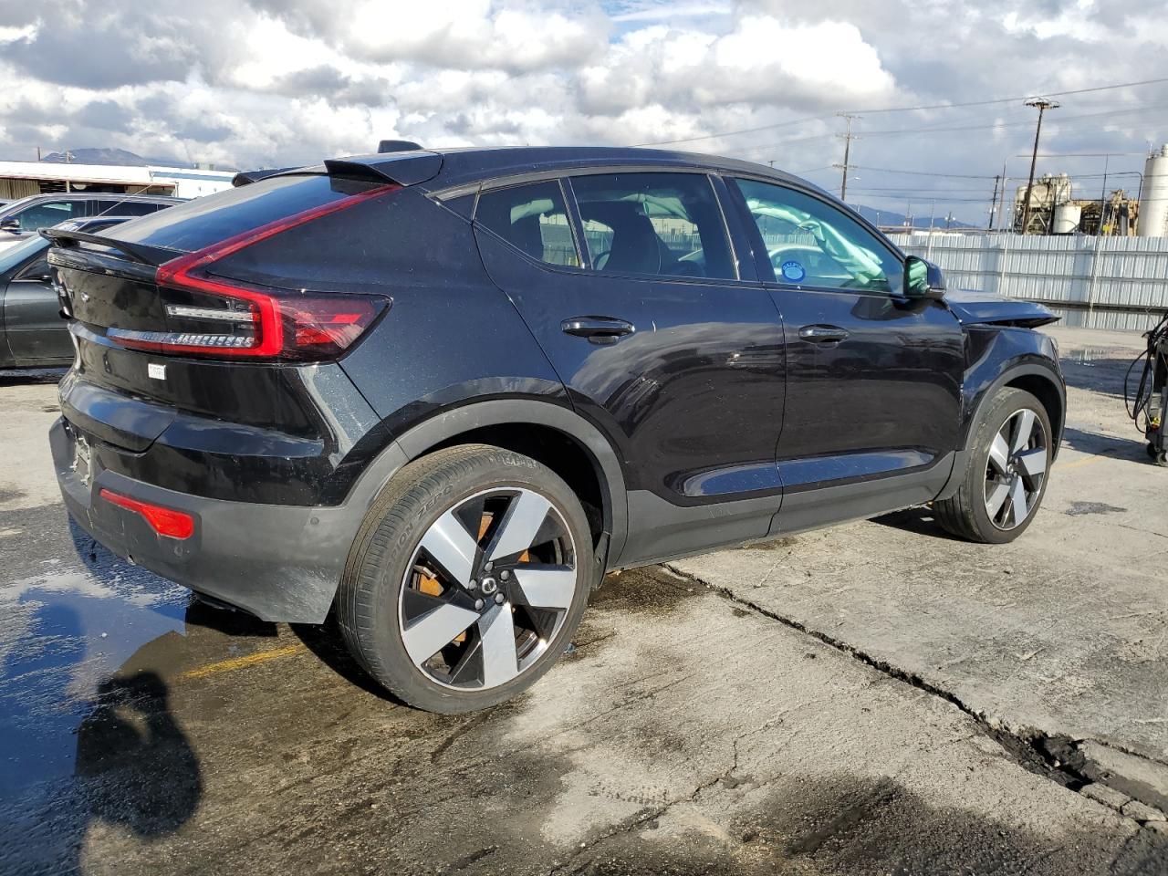 2023 VOLVO C40