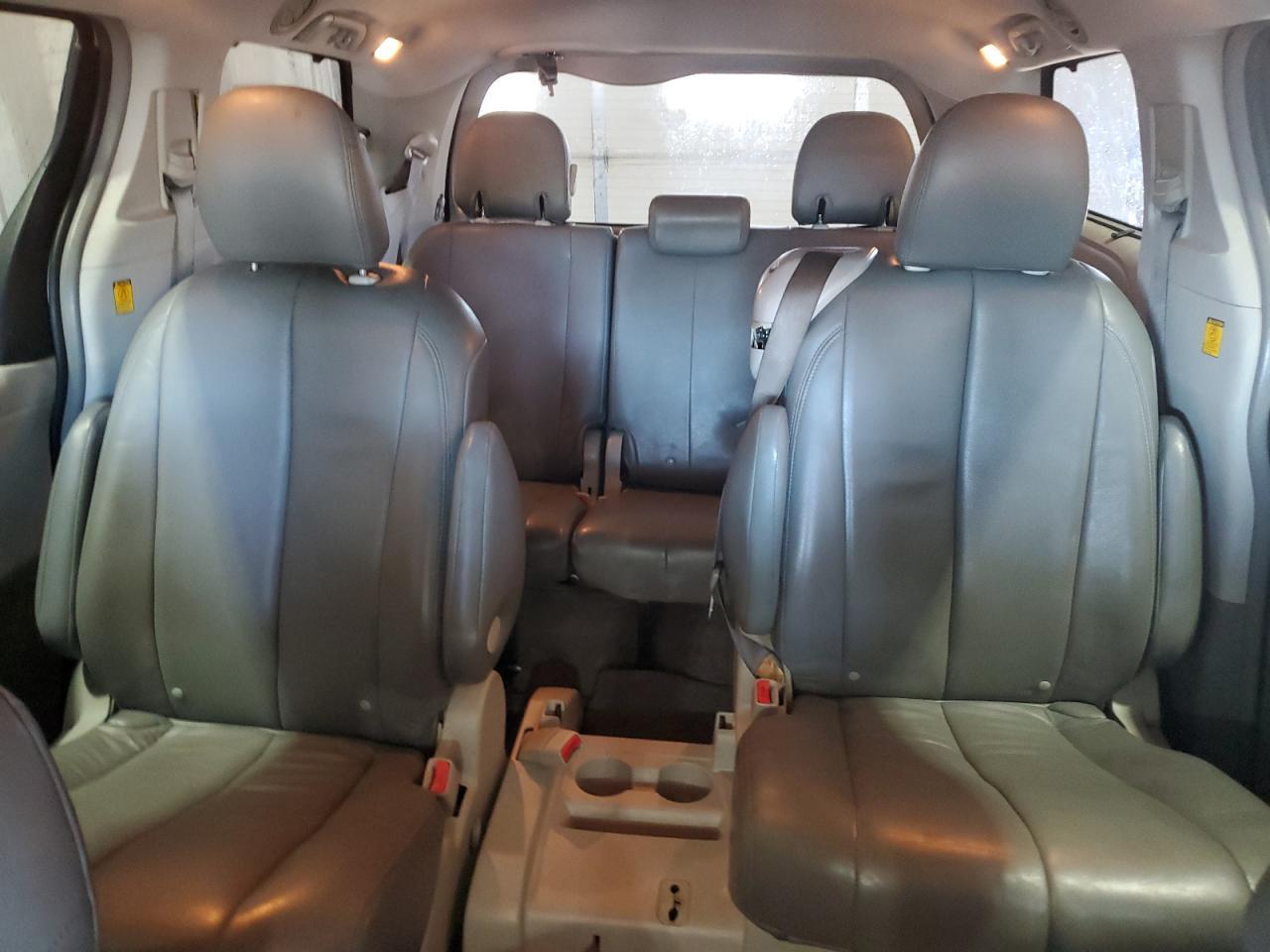 2011 TOYOTA SIENNA