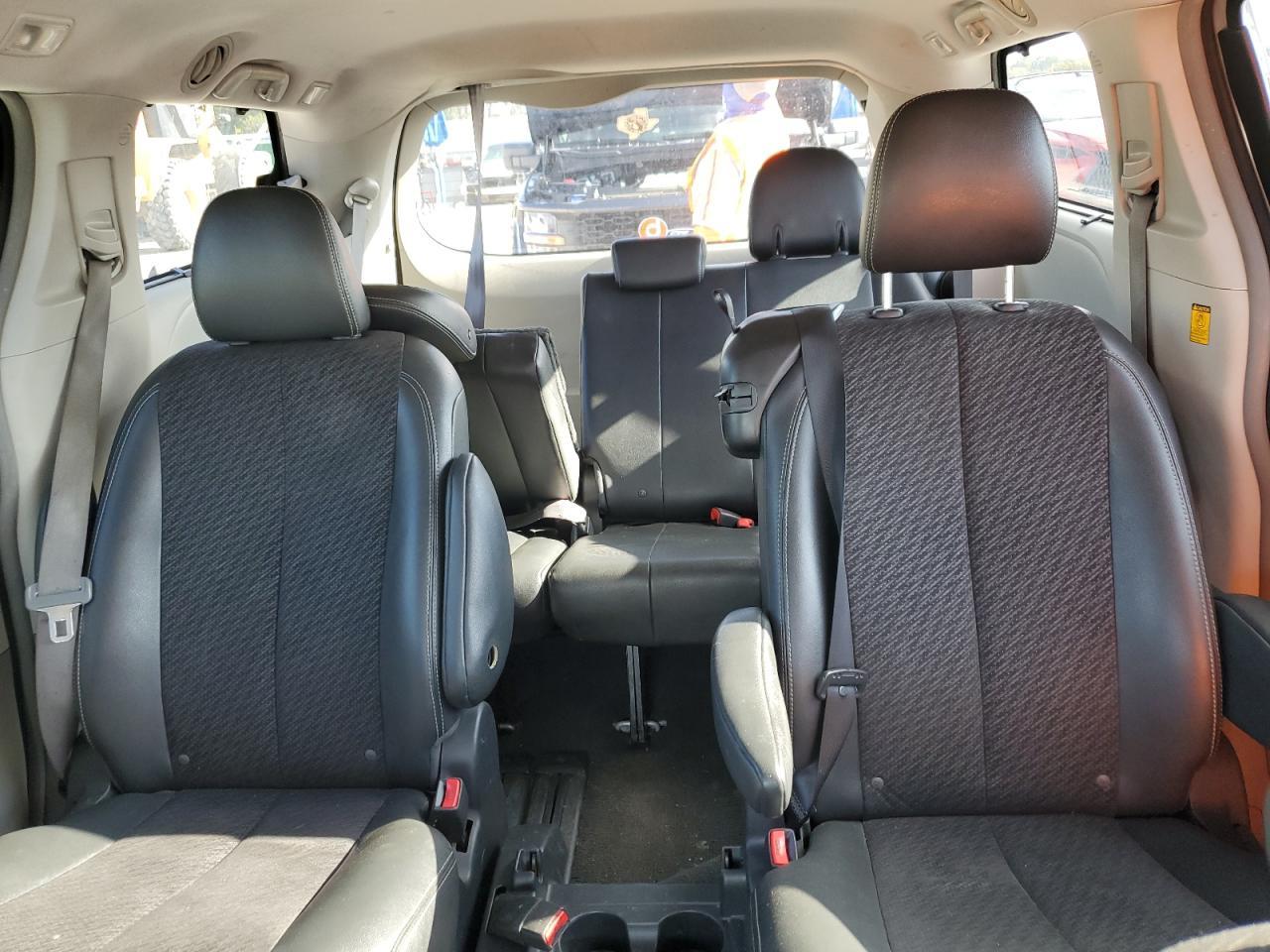 2011 TOYOTA SIENNA