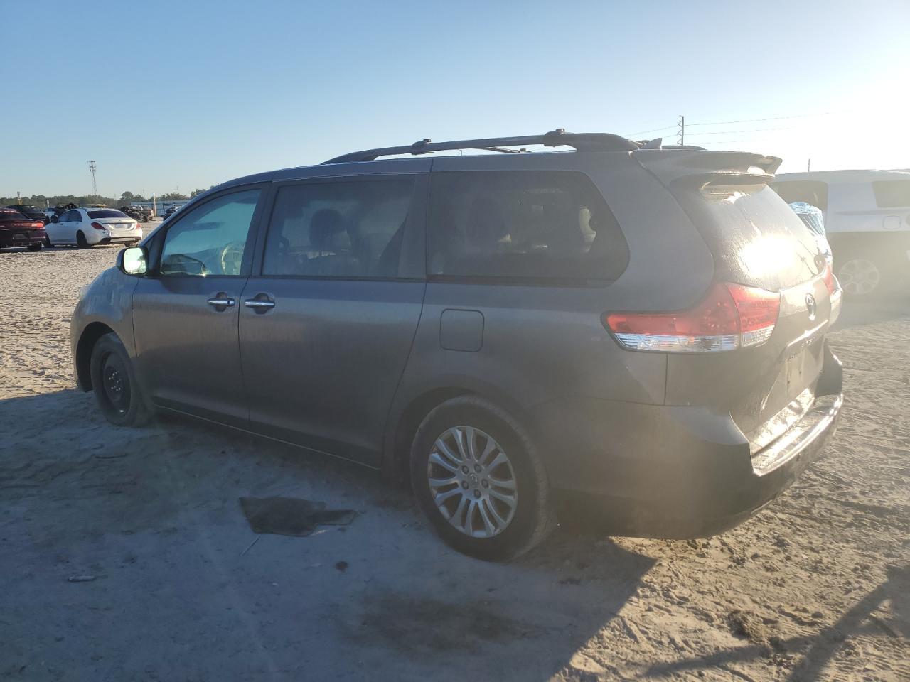 2011 TOYOTA SIENNA