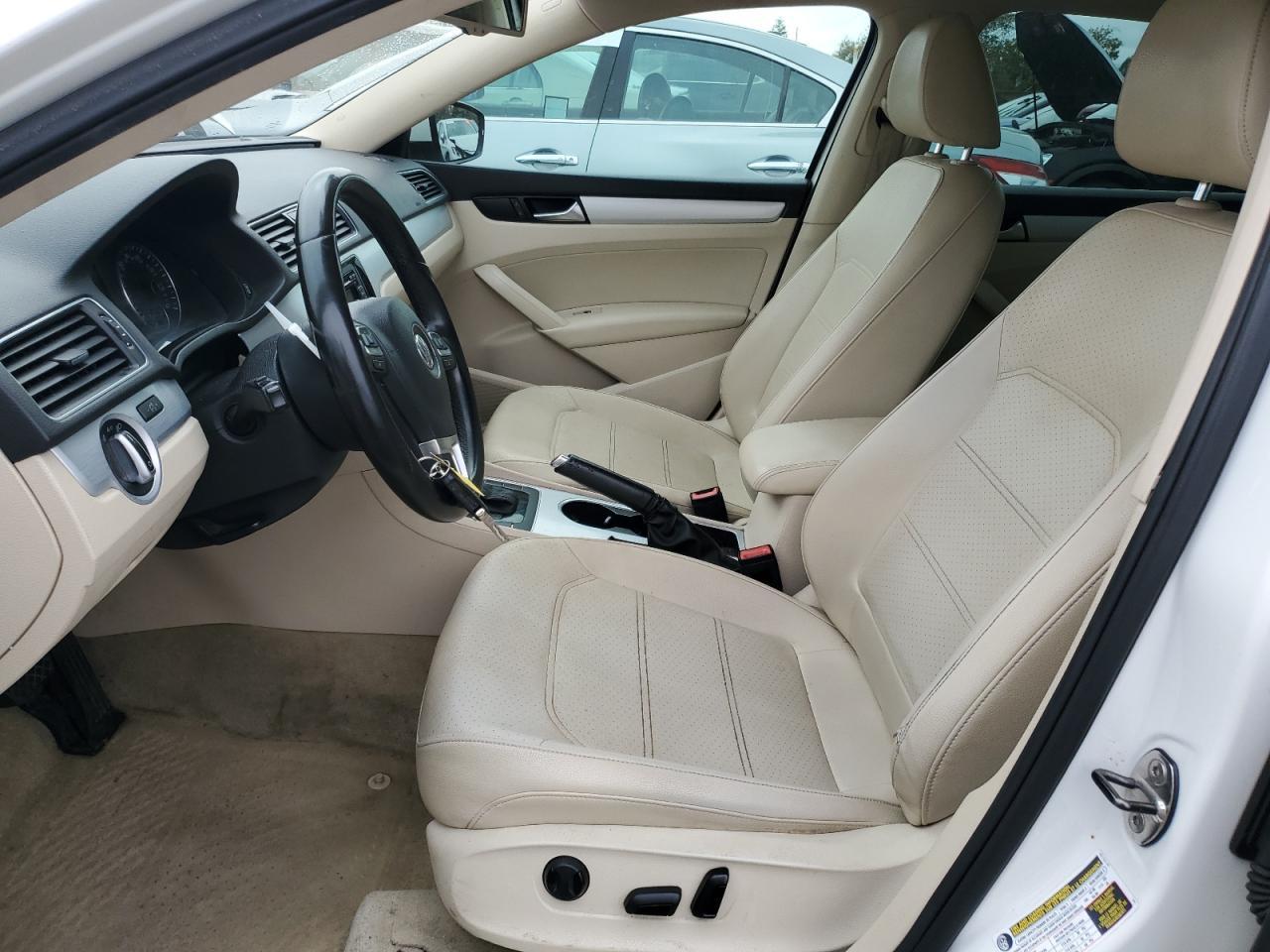 2013 VOLKSWAGEN Passat