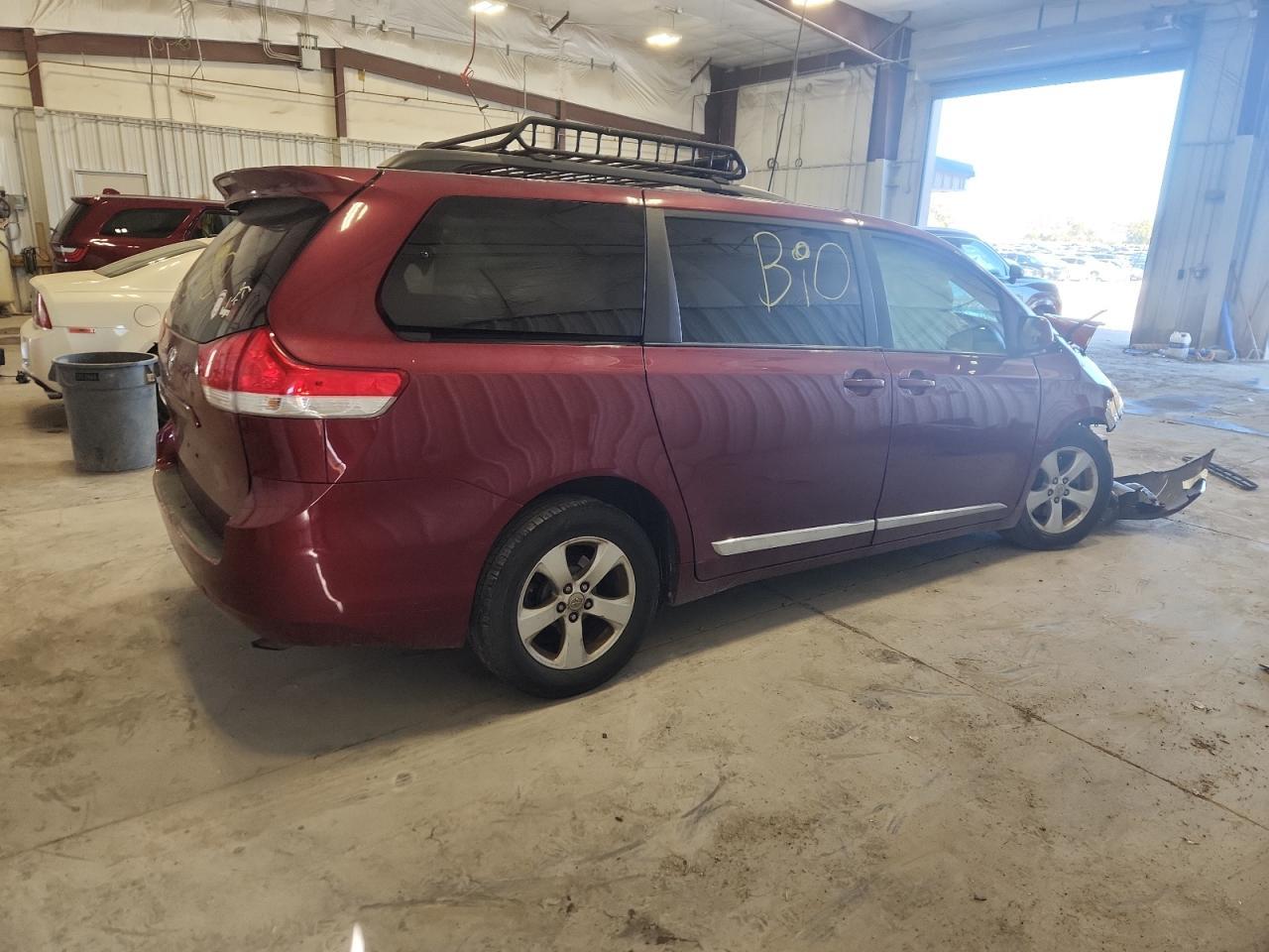 2012 TOYOTA SIENNA