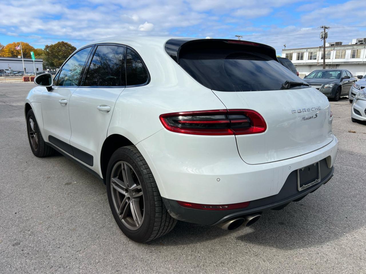 2016 PORSCHE Macan