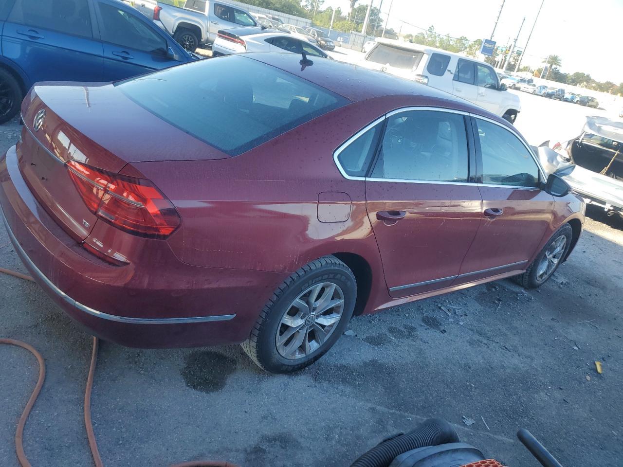 2016 VOLKSWAGEN Passat
