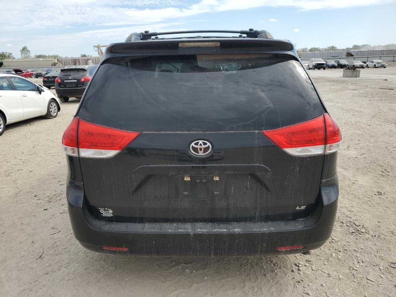 2011 TOYOTA SIENNA