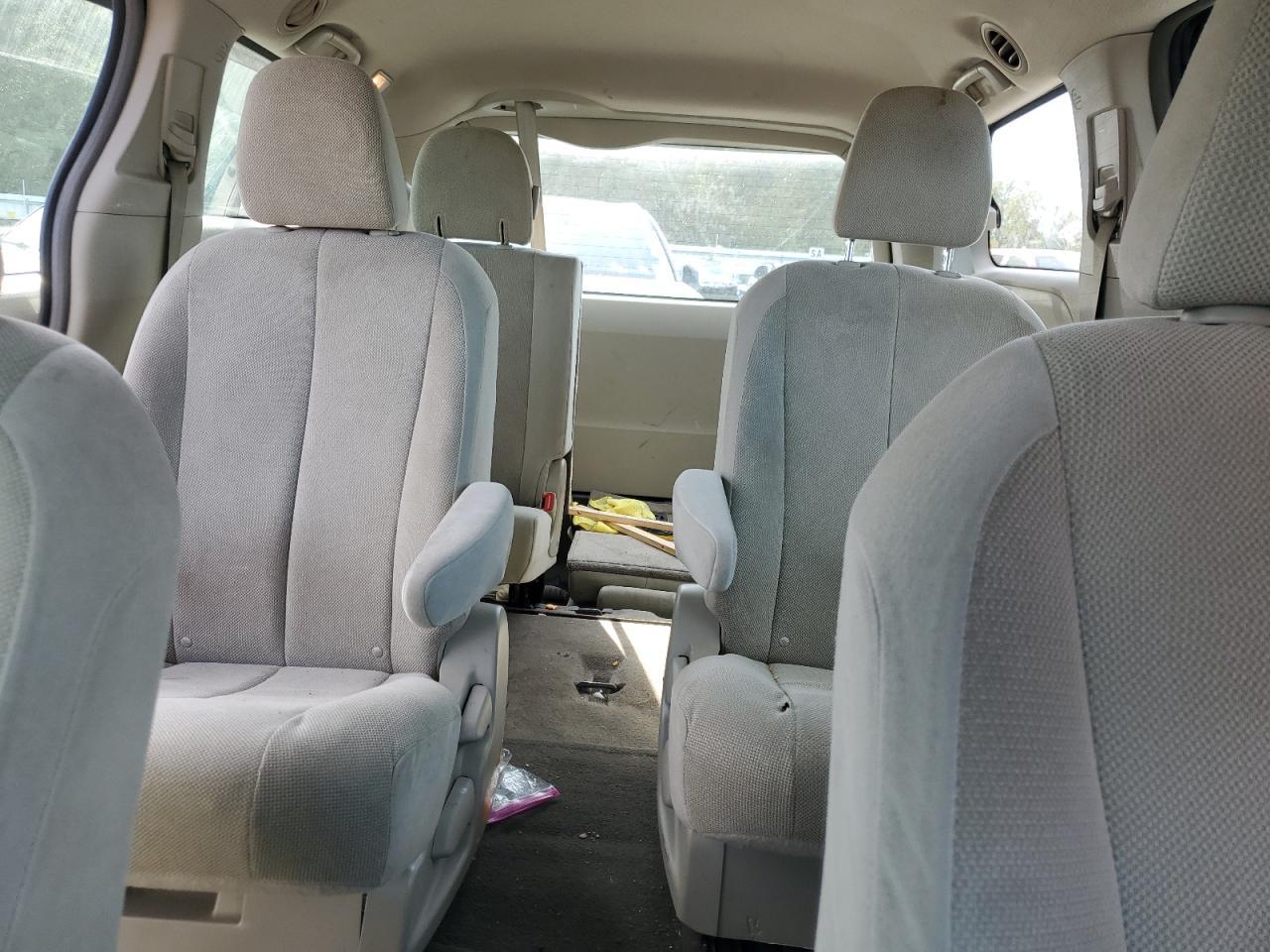 2011 TOYOTA SIENNA