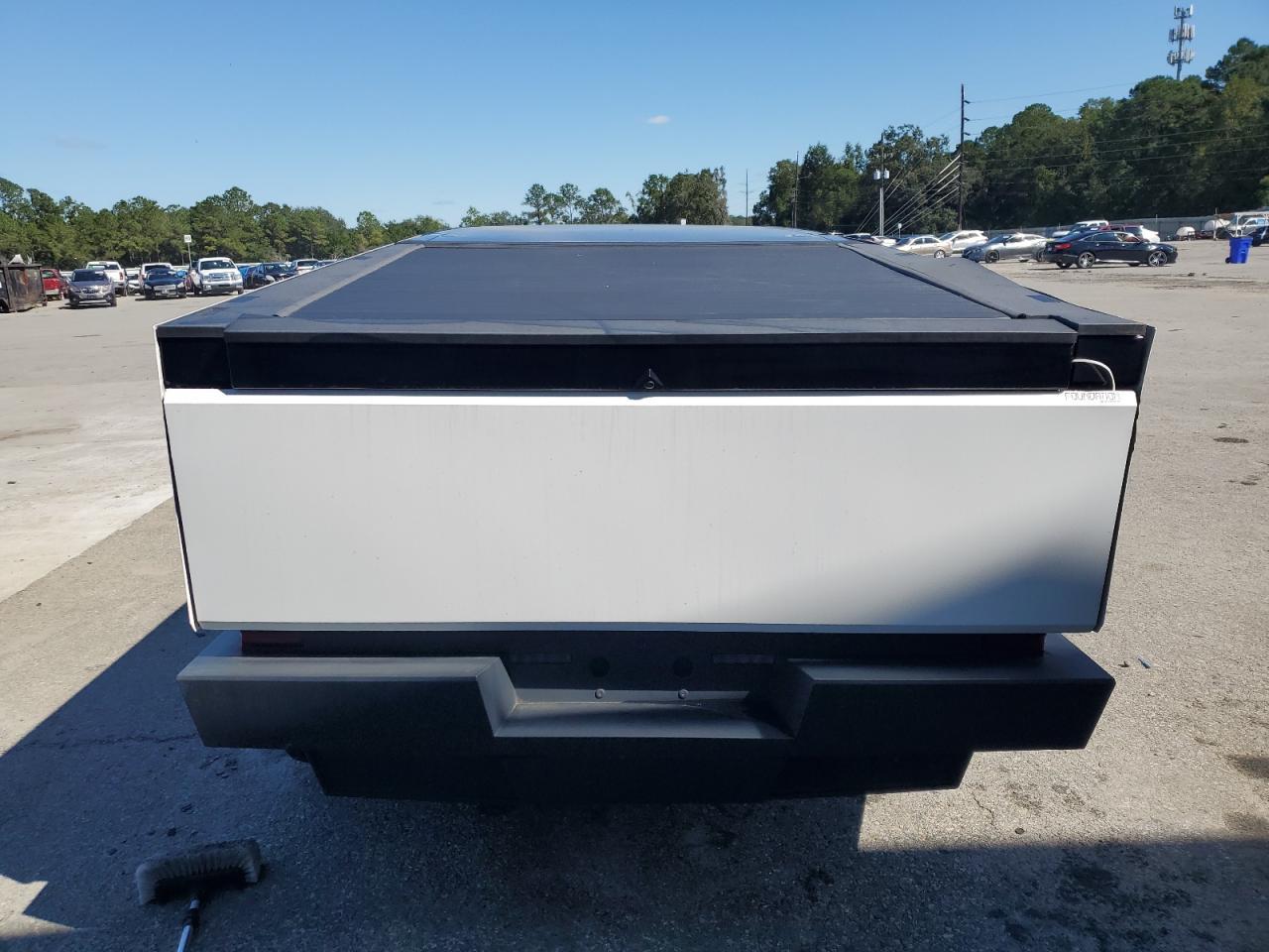 2024 TESLA Cybertruck