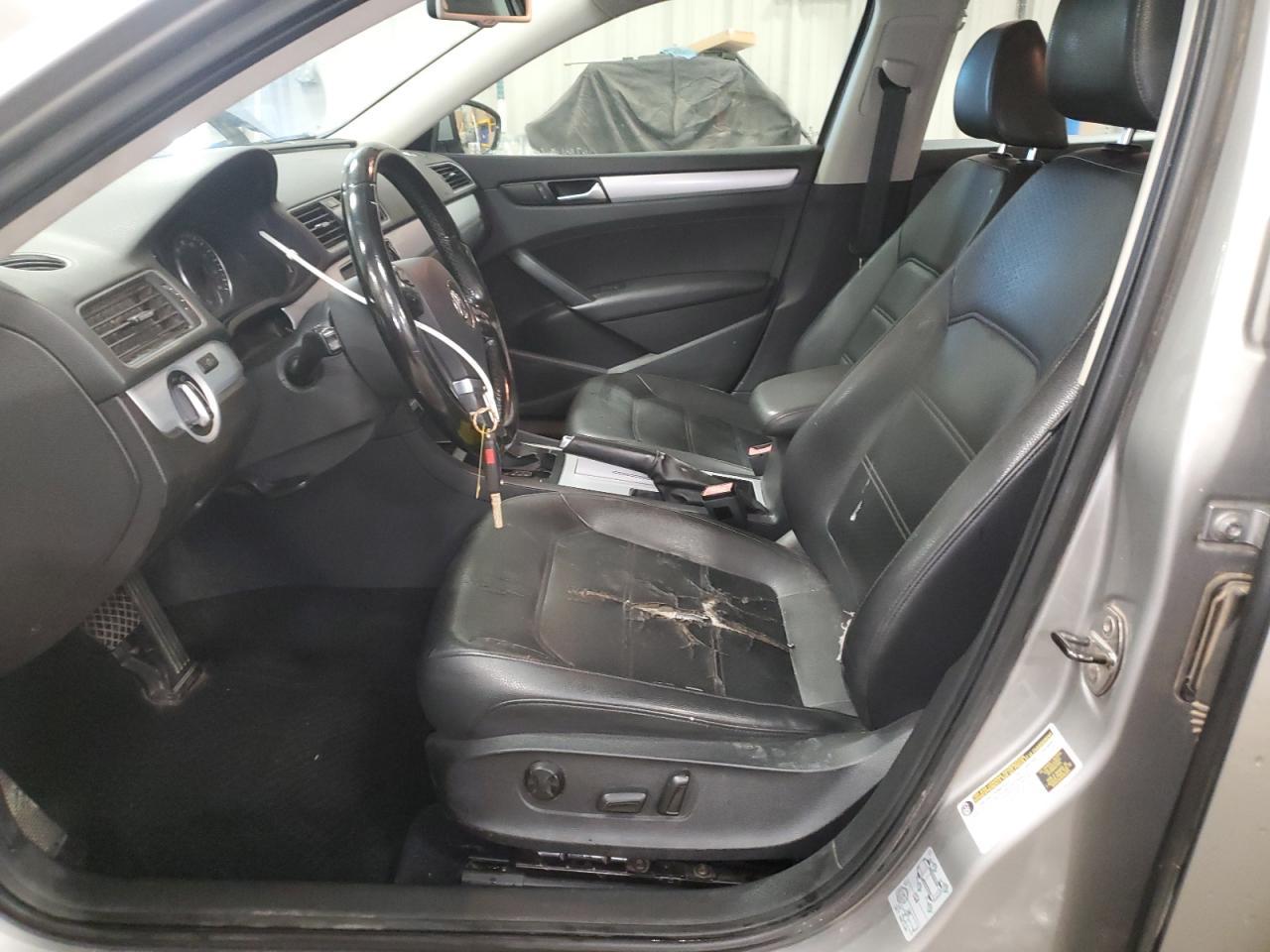 2012 VOLKSWAGEN Passat