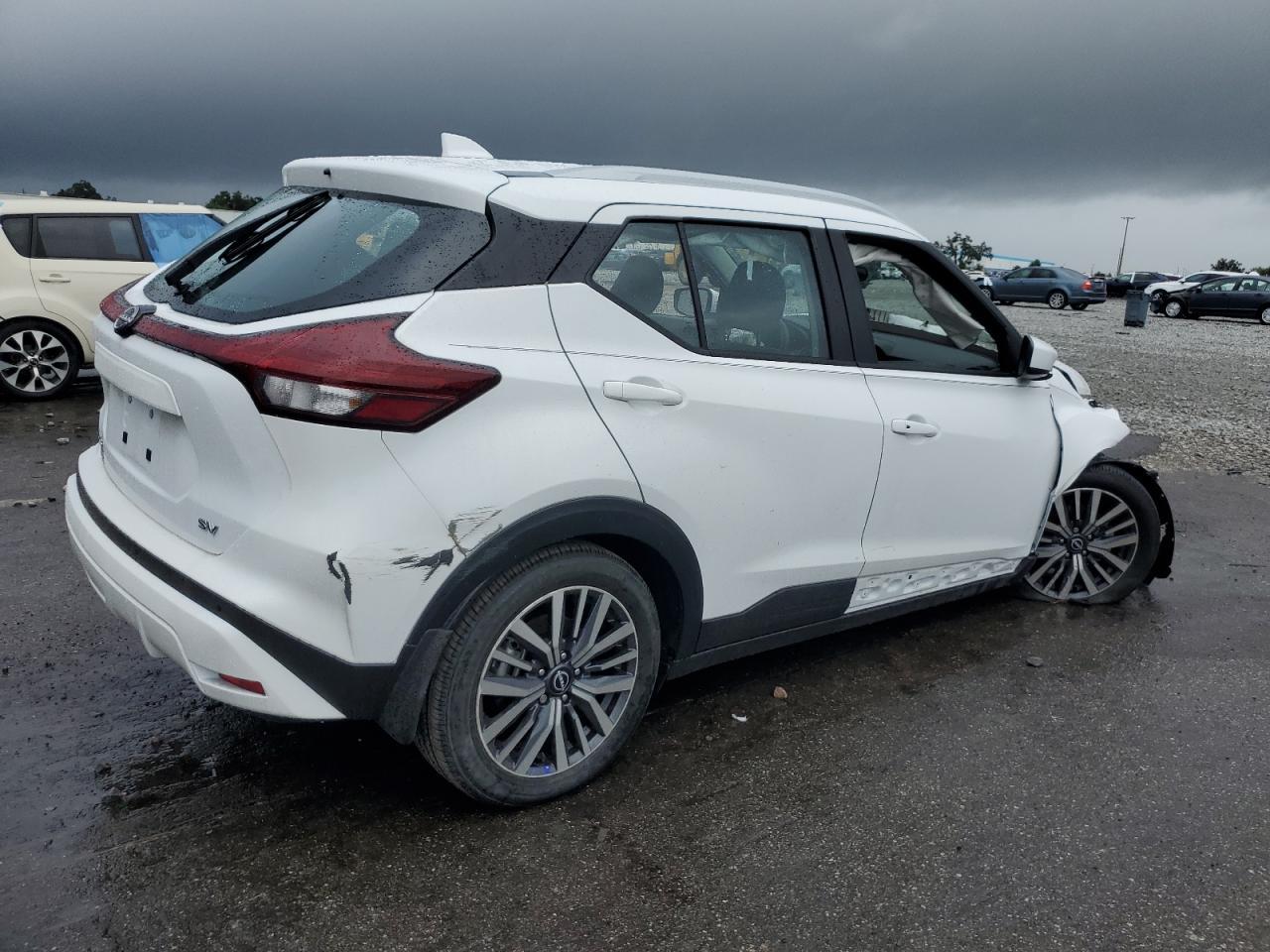 2024 NISSAN KICKS