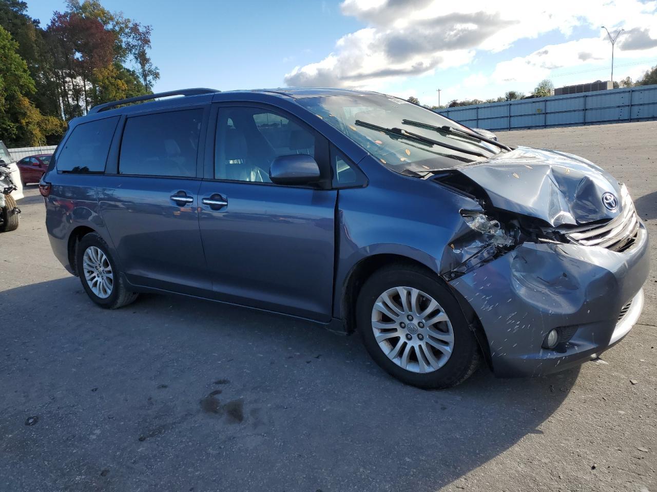 2016 TOYOTA SIENNA