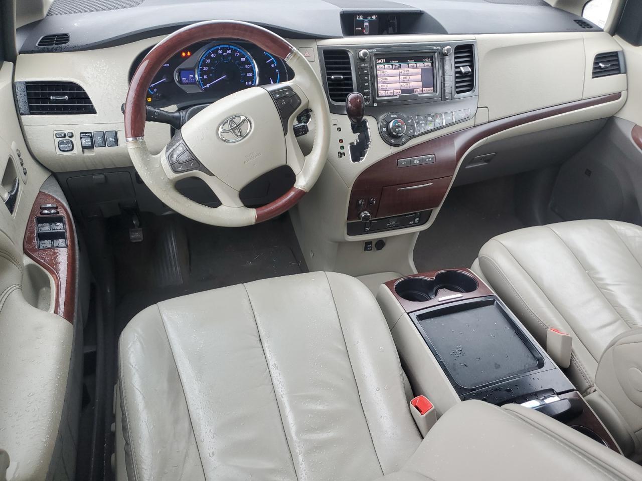 2011 TOYOTA SIENNA