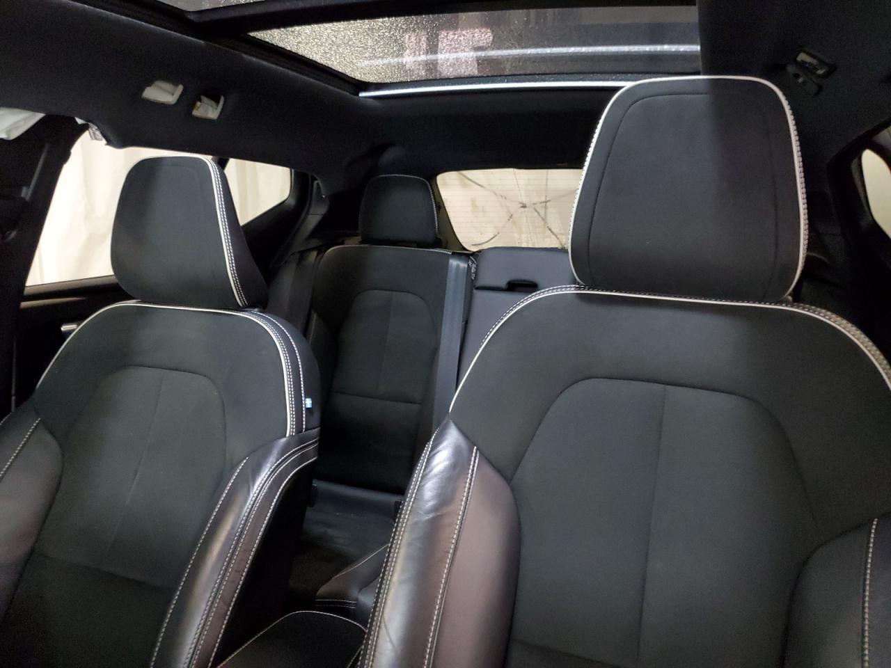 2021 VOLVO XC40