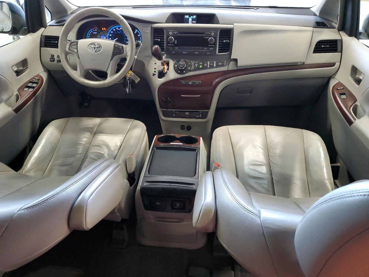 2011 TOYOTA SIENNA